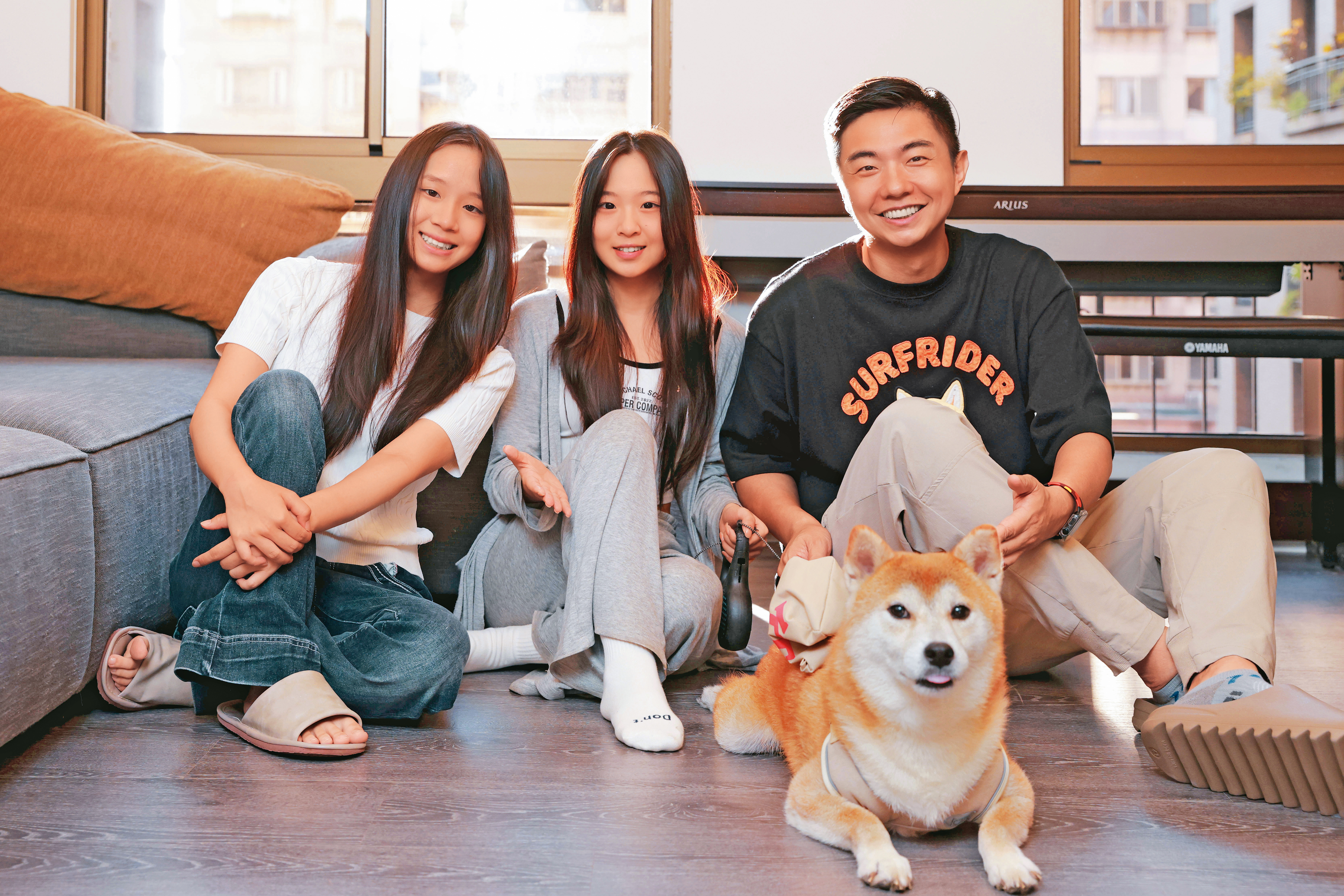 晨晨（中）、翎翎（左）姐妹一起養柴犬熊熊，只是對狗狗的關心度不夠，因此熊爸給了不少建議。