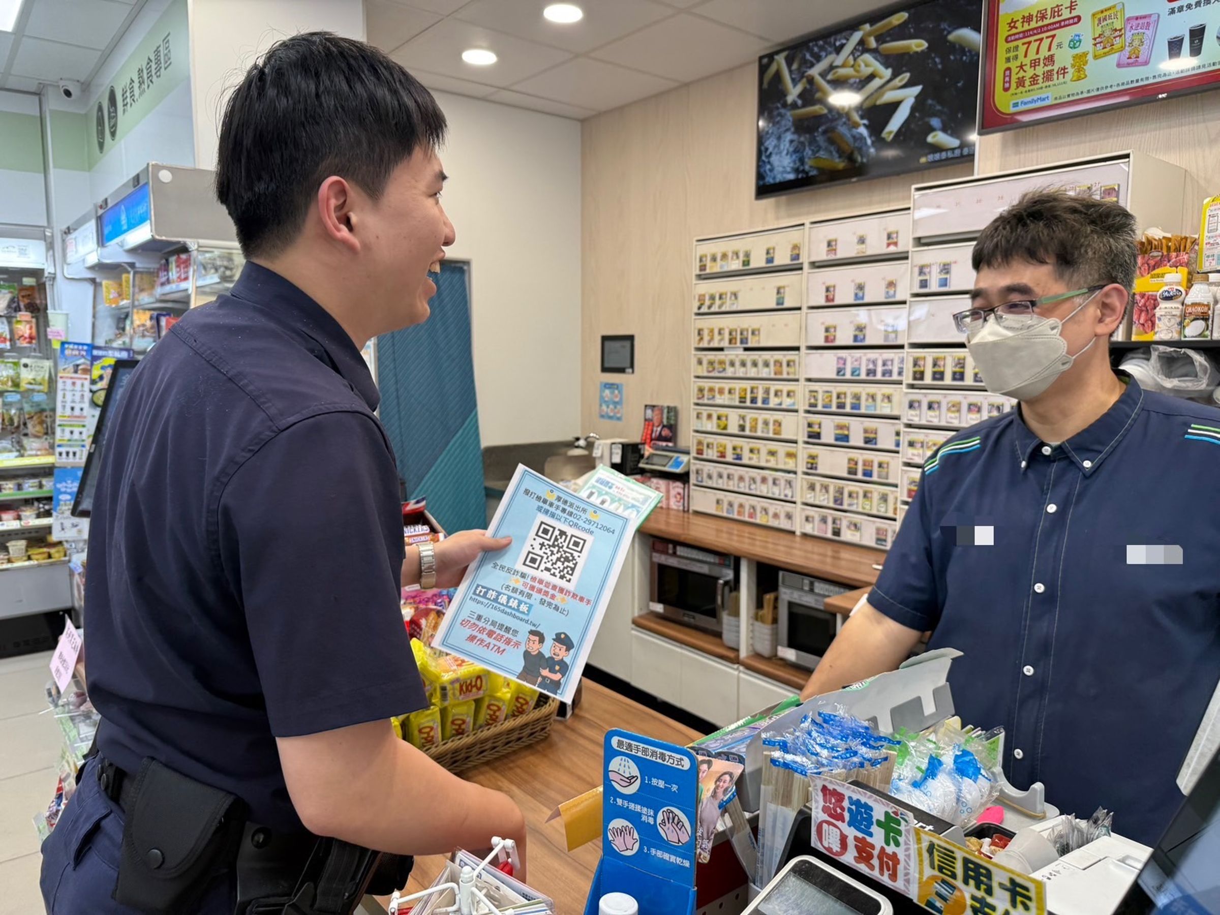 為強化警民合作共同打擊詐欺犯罪，新北市政府警察局三重分局設計百張「警示詐欺車手貼紙」。（三重分局提供）