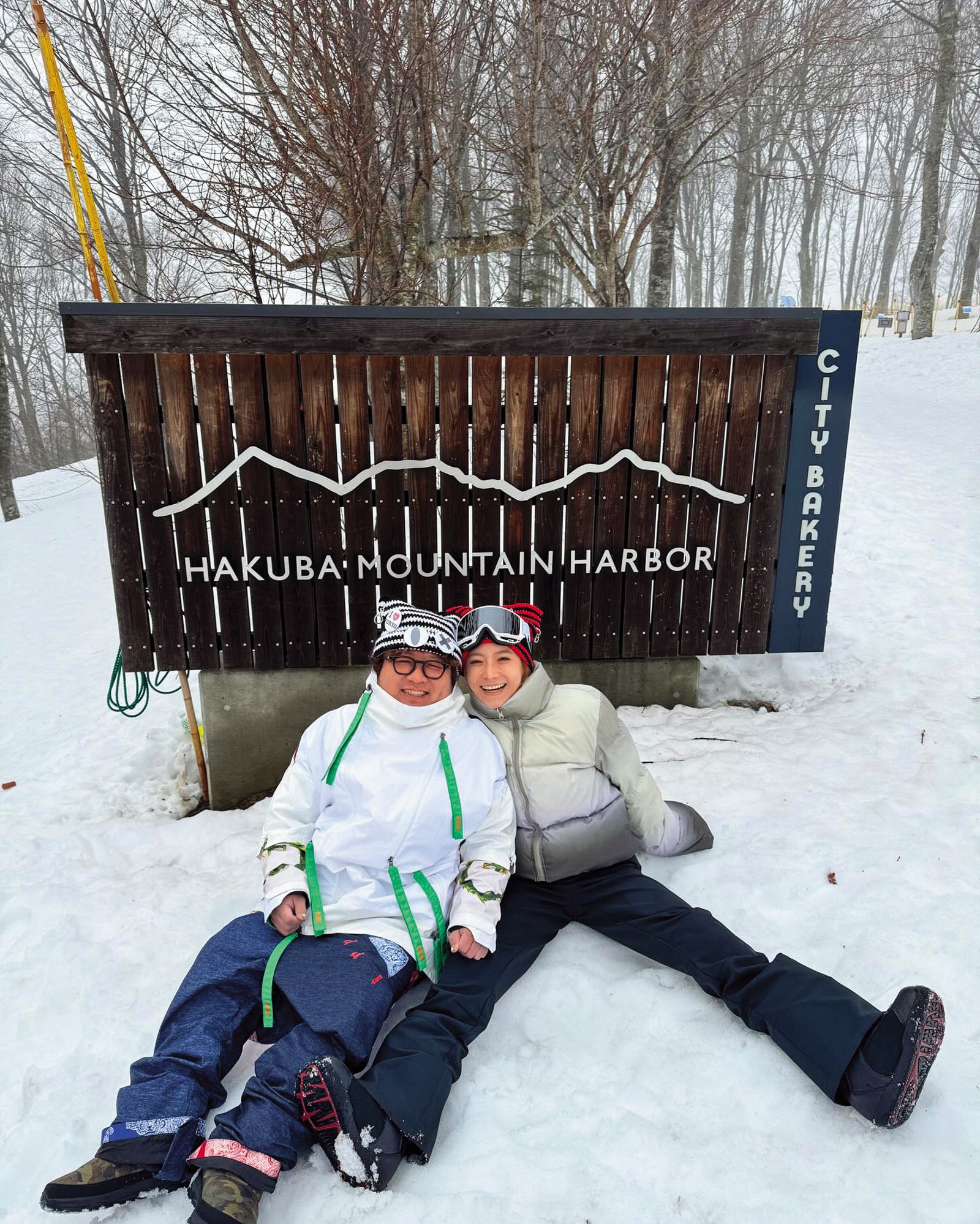 納豆（左）常與女友依依（右）赴日本出遊，3月才去日本滑雪回來。（圖／翻攝自納豆臉書）