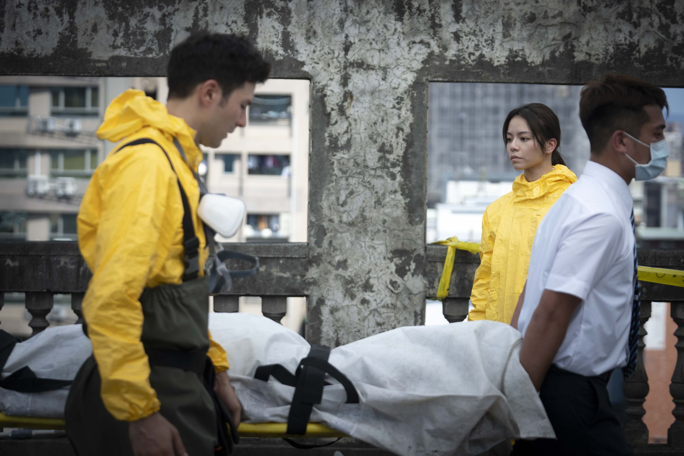 鳳小岳(左起)、宋芸樺在影集《人生清理員》中從事特殊現場清潔工作。(果陀娛樂提供)