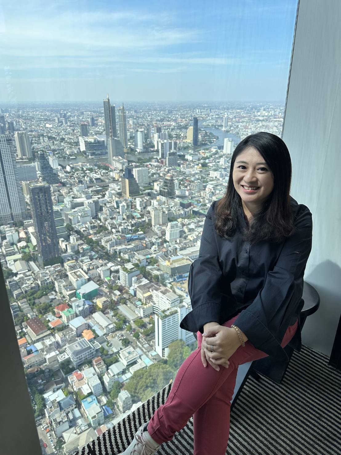 定居泰國的Monica（劉仲縈）的姊姊Ashely（劉郁霝）從事房屋仲介、投資不動產，20多歲就已經環遊世界。