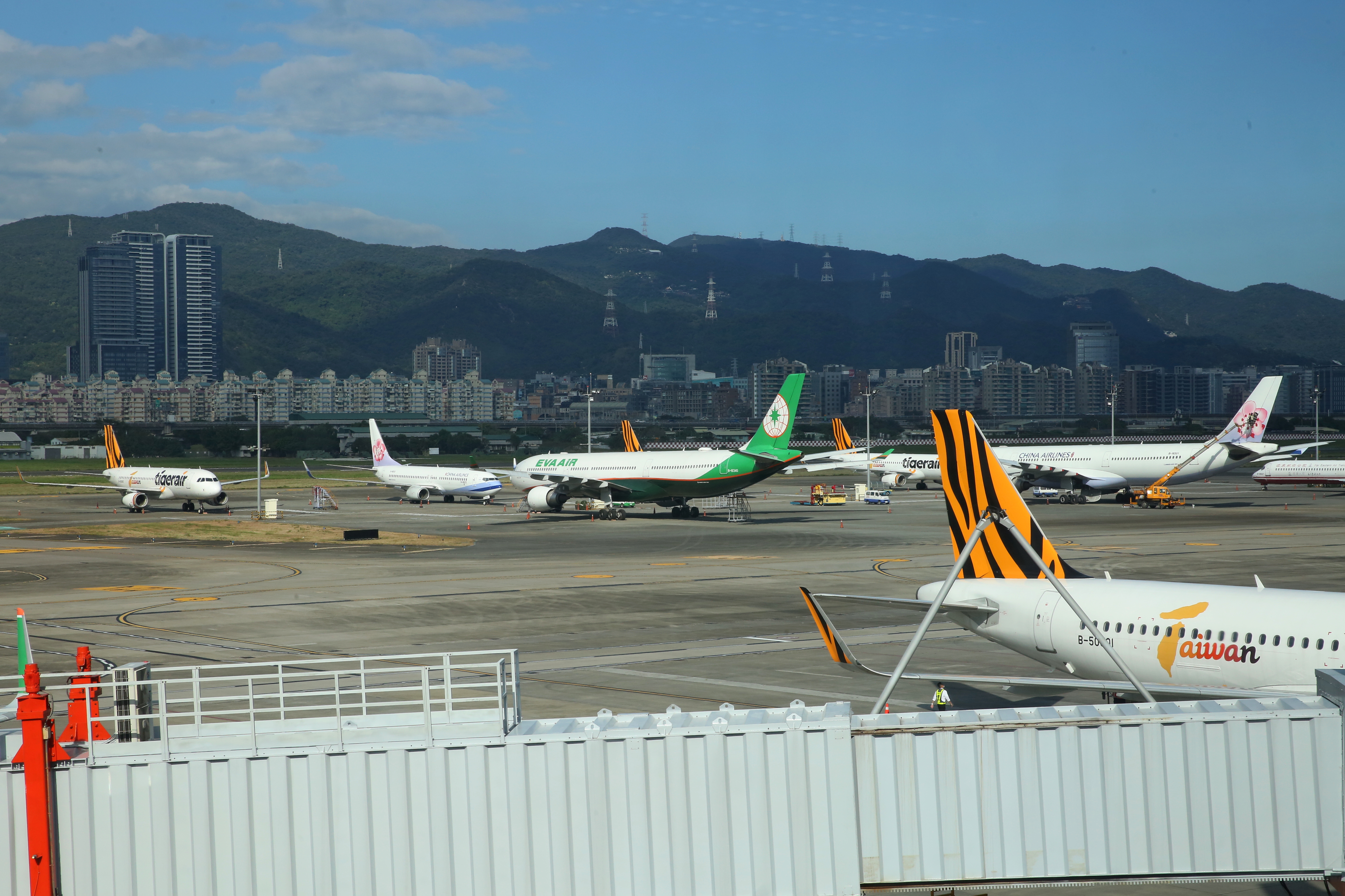 市議員顏若芳認為，應比照桃園市以地方稅回饋桃園機場周邊的房屋稅減免7成，台北市長蔣萬安承諾3個月內評估完成。（本刊資料照）
