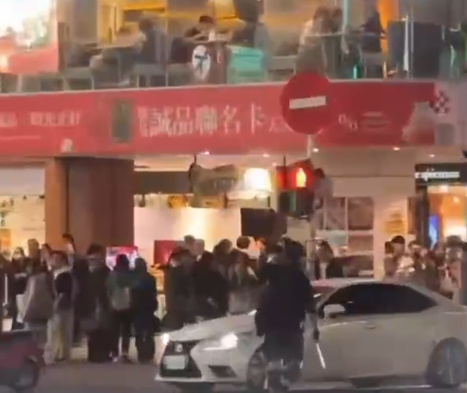 嫌犯張文持長刀在中山商圈隨機殺人後，進入誠品南西店搭乘手扶梯，一名女網友在社群寫下與嫌犯近距離的驚悚經過。（翻攝畫面）