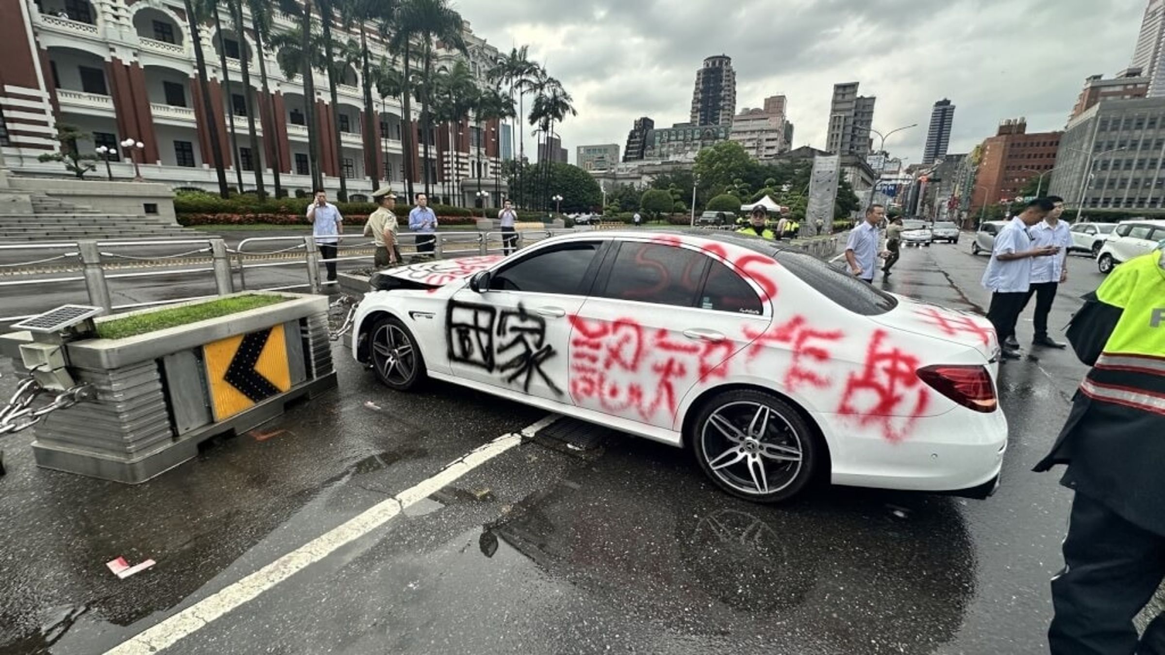杜男駕駛塗滿抗議字眼的賓士衝撞總統府。(總統府提供)