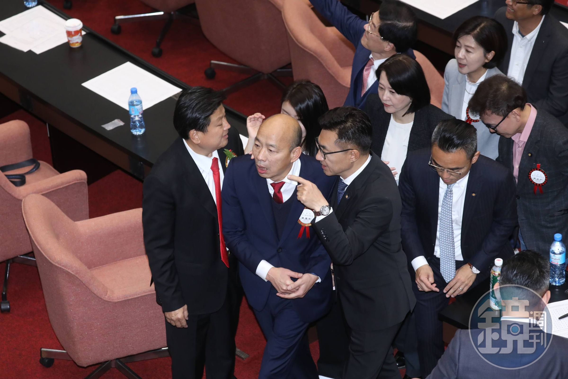 韓國瑜當選立法院長,藍委齊恭喜。