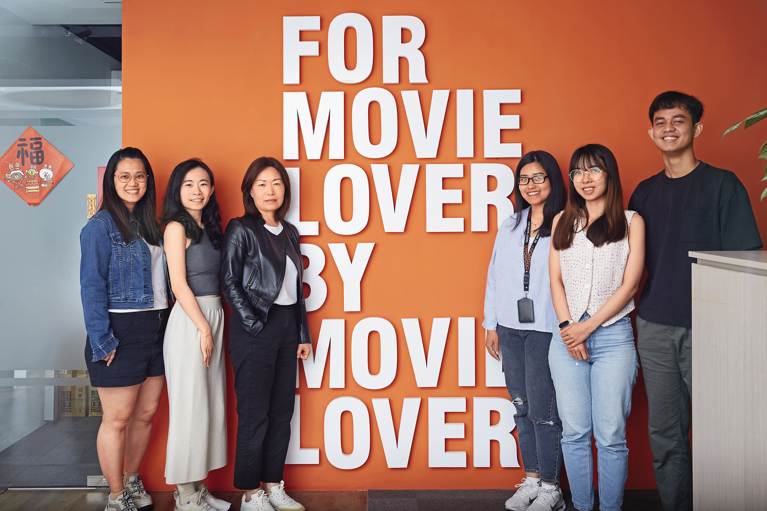 辦公室內的印尼小組多為印尼人，與執行長楊麗貞（左三）合作無間。