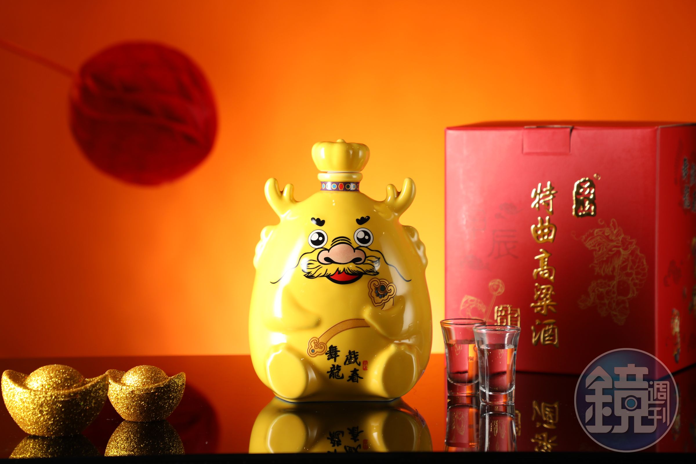 台灣菸酒的玉山特曲高粱酒「舞龍戲春」造型超可愛,3蒸3釀後經3年以上熟成,口感醇厚甘潤。(2,200元/瓶)
