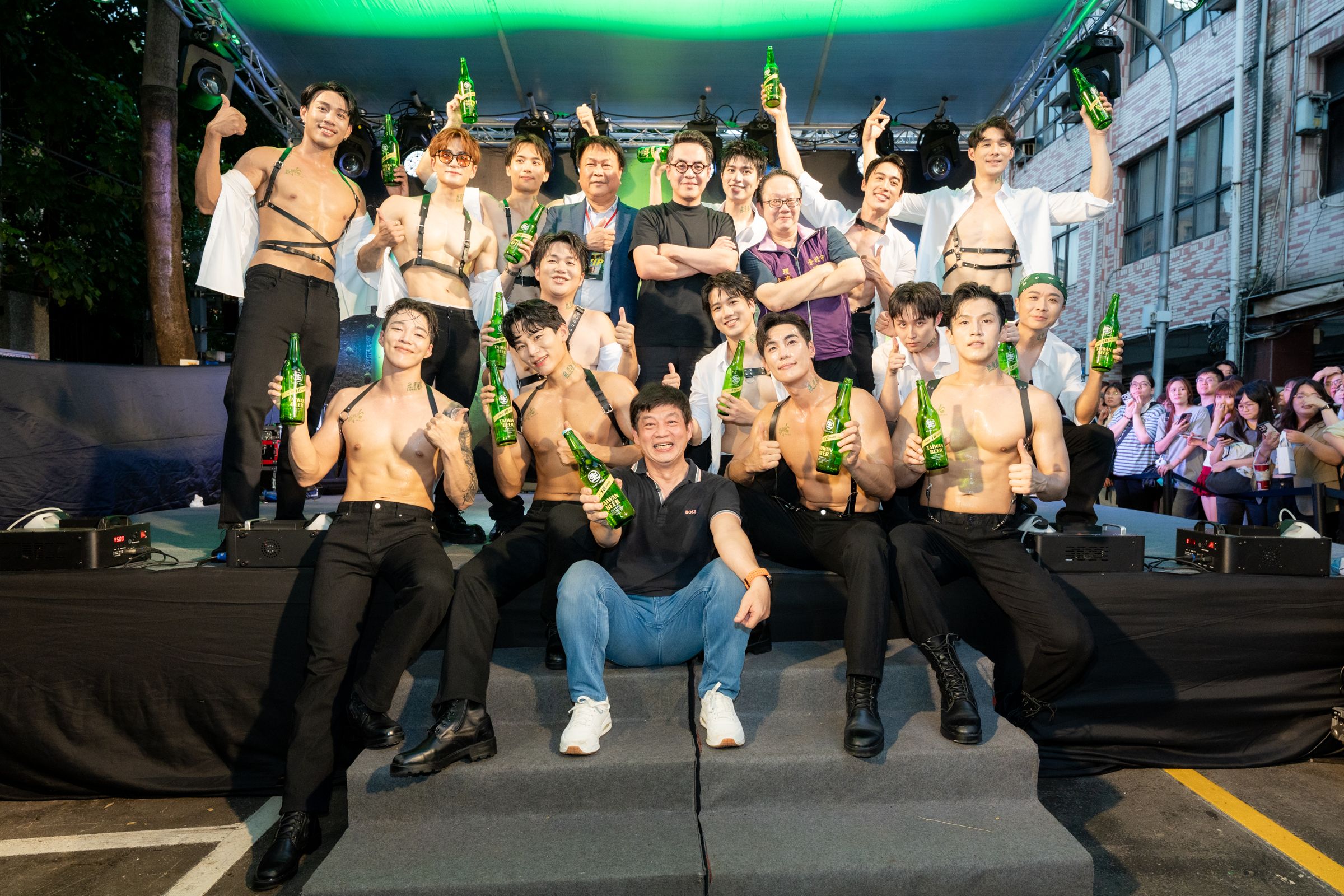 「18天生啤酒 上青猛男巡迴秀」特邀韓國頂級猛男團體「Wild Wild」和新成軍的「上青 Boyz」跨海合體。（台灣啤酒提供）