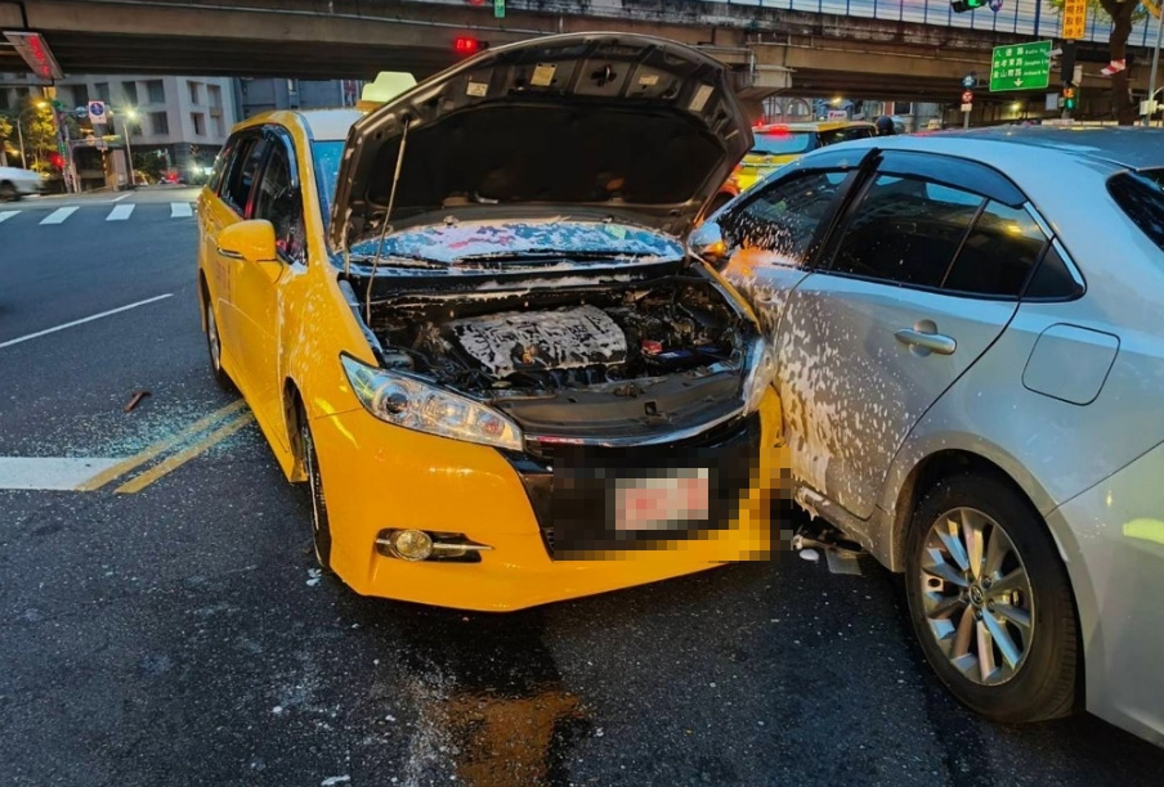 北市中山區發生計程車暴衝的意外,駕駛醒來後卻表示對事發過程完全沒有印象。(翻攝畫面)