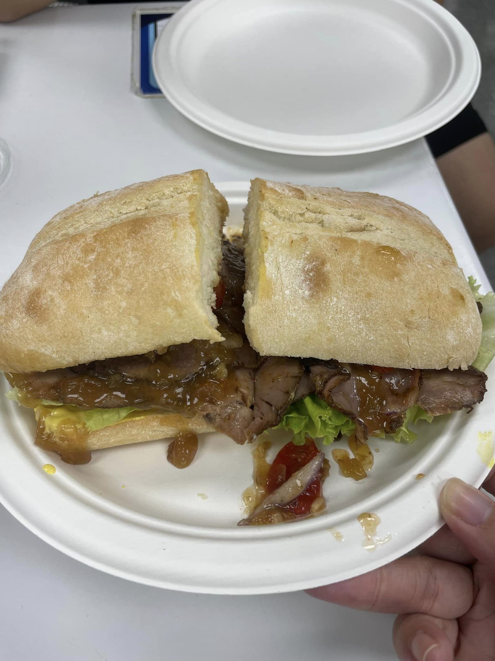 好市多推出「燒烤牛肉三明治」，但一份要價299元，有不少網友看到價前後紛紛滅火。（翻攝自Costco好市多 商品經驗老實說）