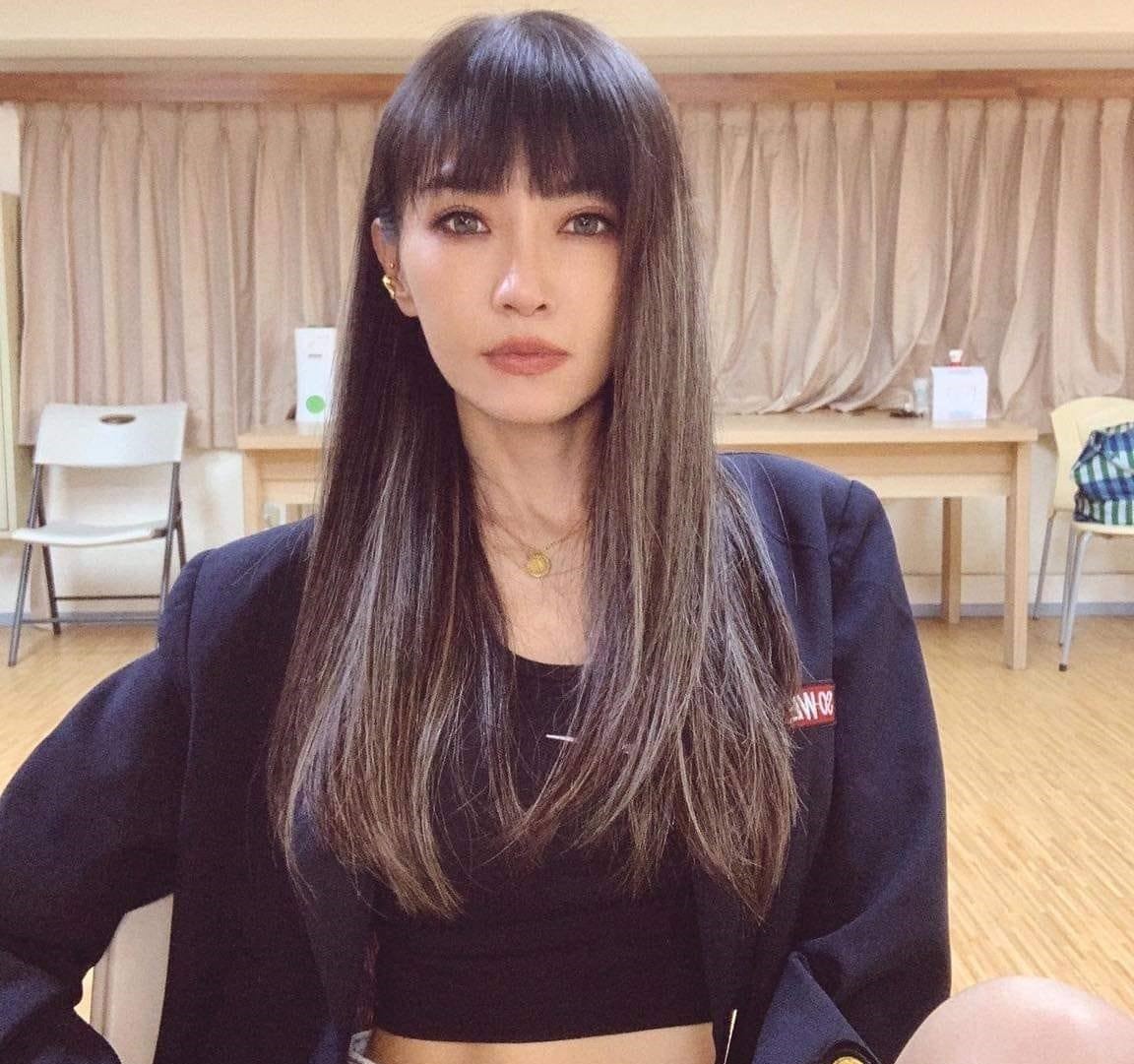 謝金燕一頭長髮是正字標記。（翻攝自謝金燕臉書）