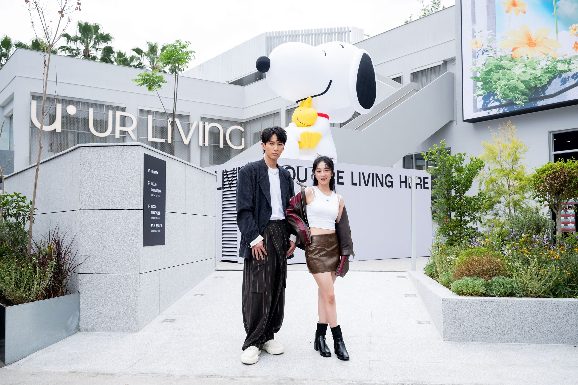 許莉廷(右)與師兄柯震東(左)出席UR LIVING台中文心森林店開幕。(UR LIVING提供)