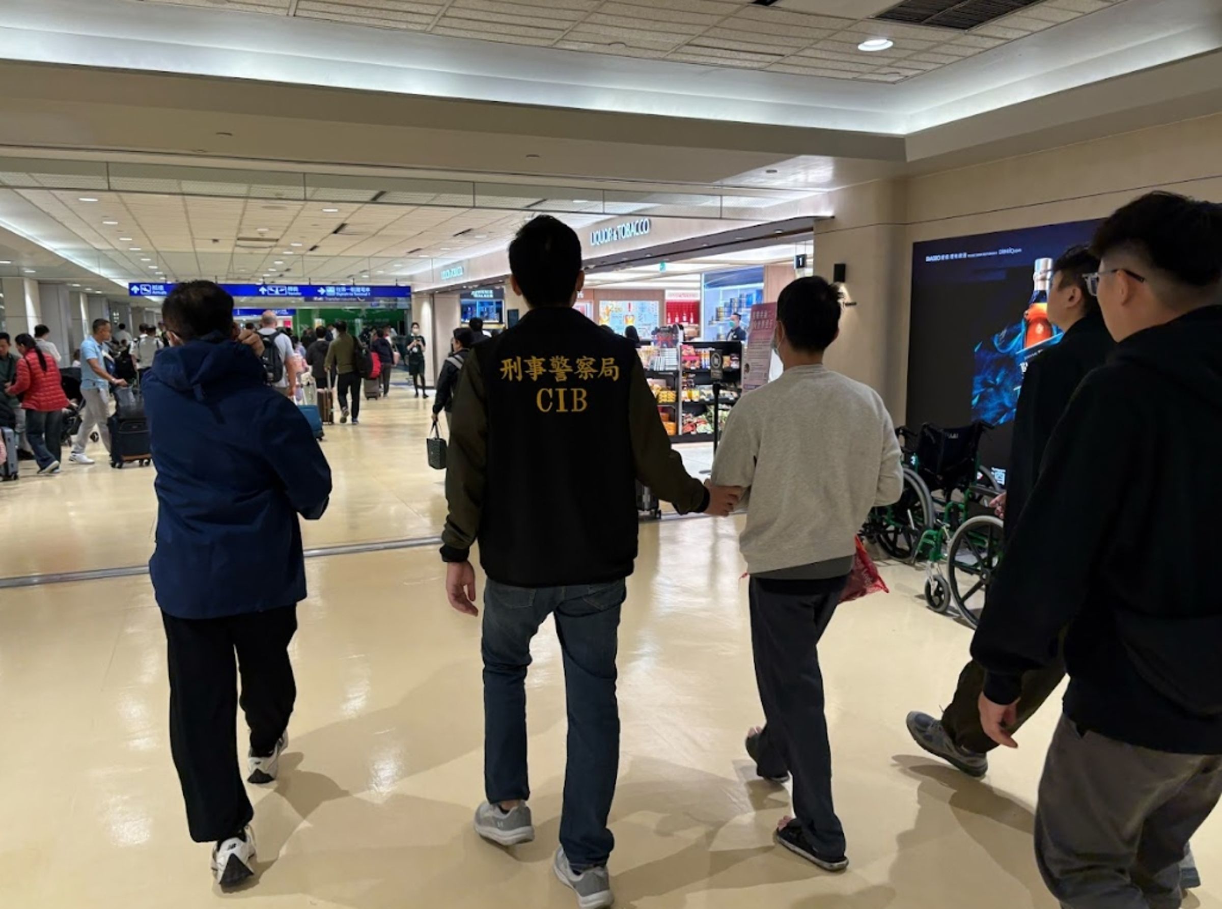 台通緝犯酒駕撞死夫妻潛逃至美7年落網,遭台美聯手遣返回台。(刑事警察局提供)