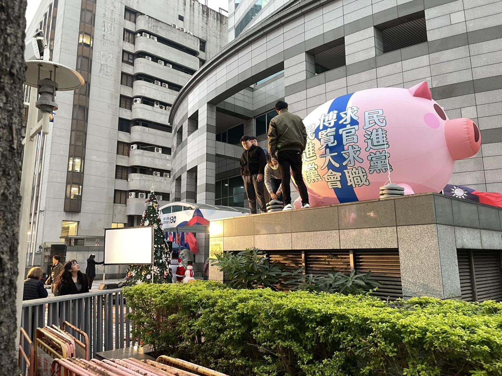 國民黨準備了一隻「充氣豬」,嘲諷青鳥是來向民進黨求職求官。(翻攝自經民連臉書)