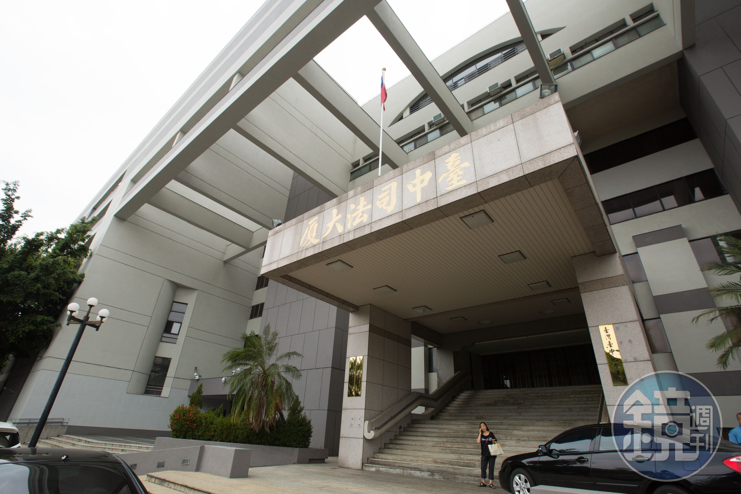 鄭姓男子被逮捕後,竟在台中地院候審室全裸攻擊3名法警。(示意圖,資料照)
