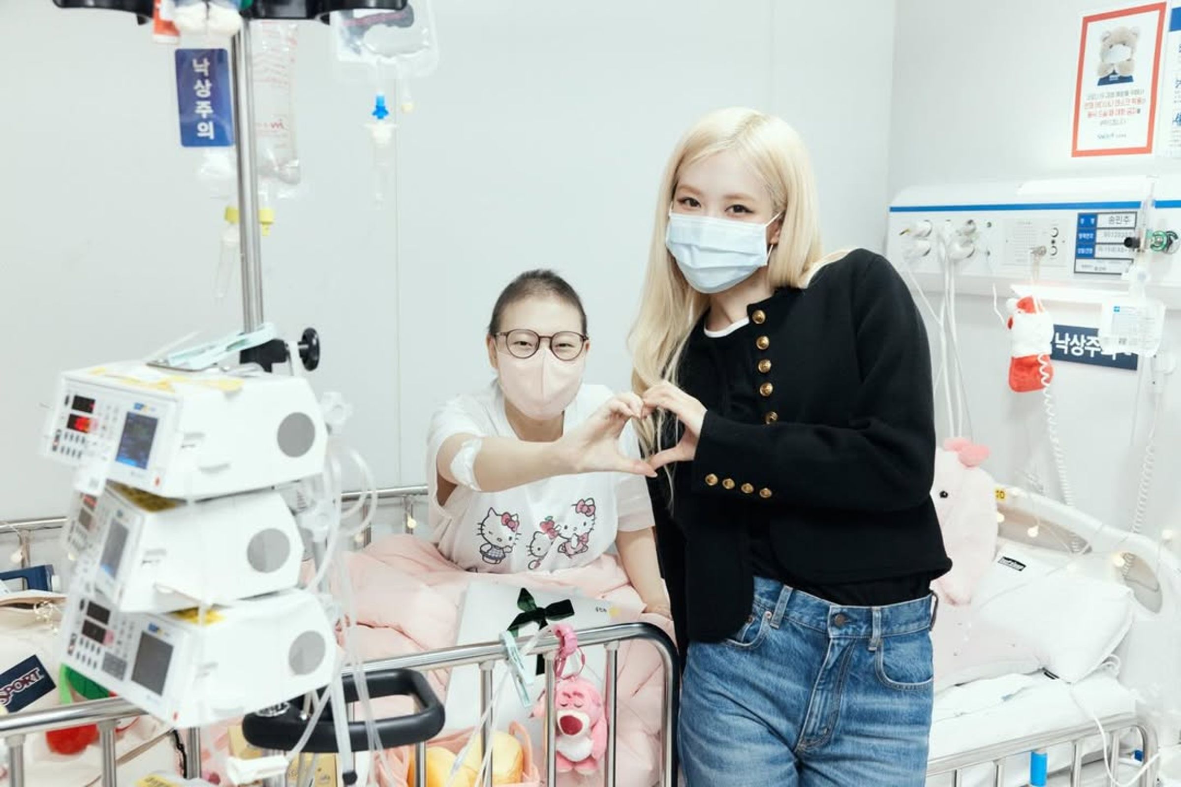 Rosé到醫院,與病童一起比愛心。(翻攝roses_are_rosie IG)