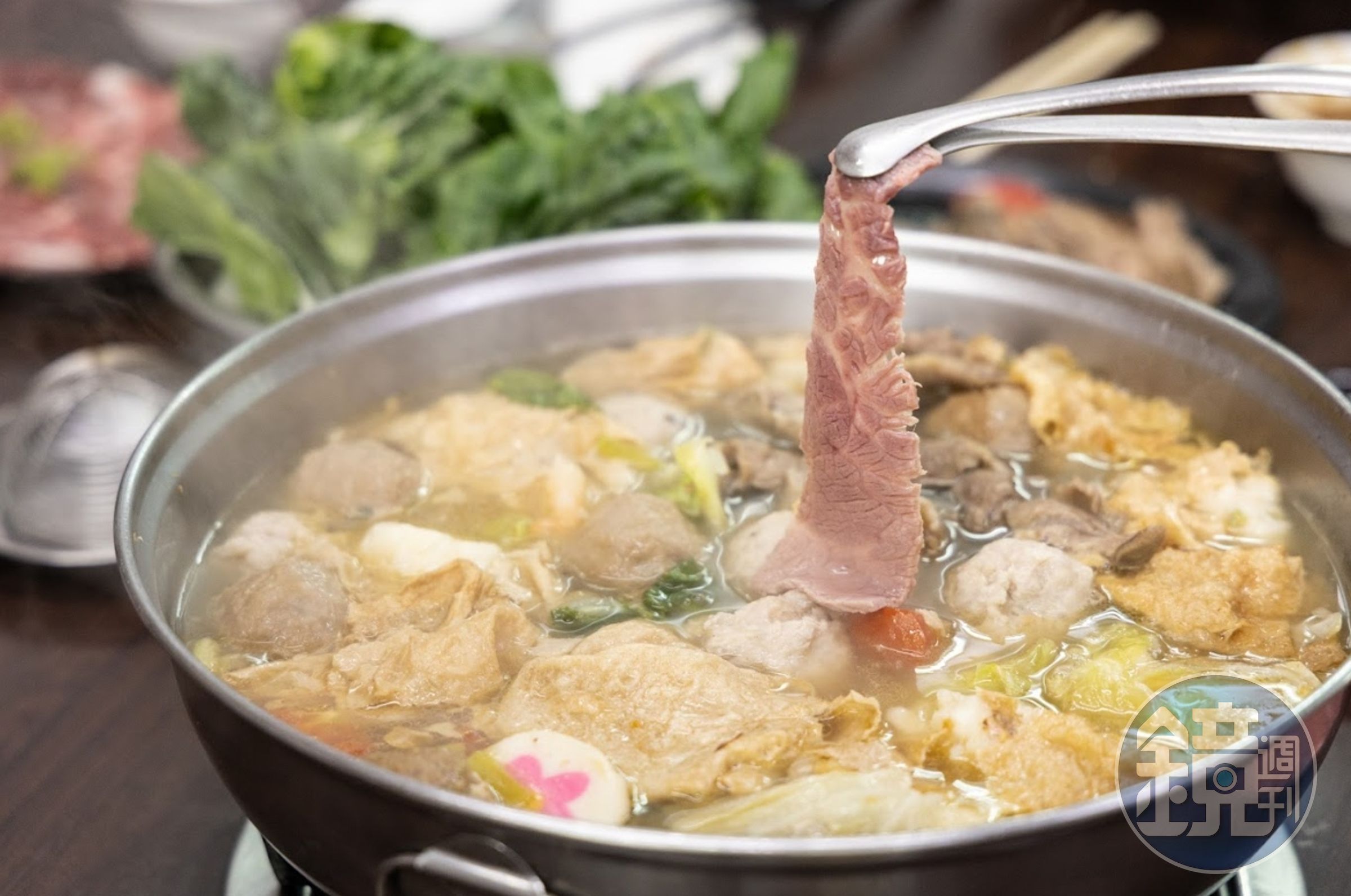 「汕頭天天沙茶火鍋」火鍋湯頭的最大特色在於使用香酥油炸後的扁魚與黑豬肉大骨熬煮，喜歡古早味的客人還能再加點一份扁魚酥，提升湯頭風味。（鄭祺耀攝）