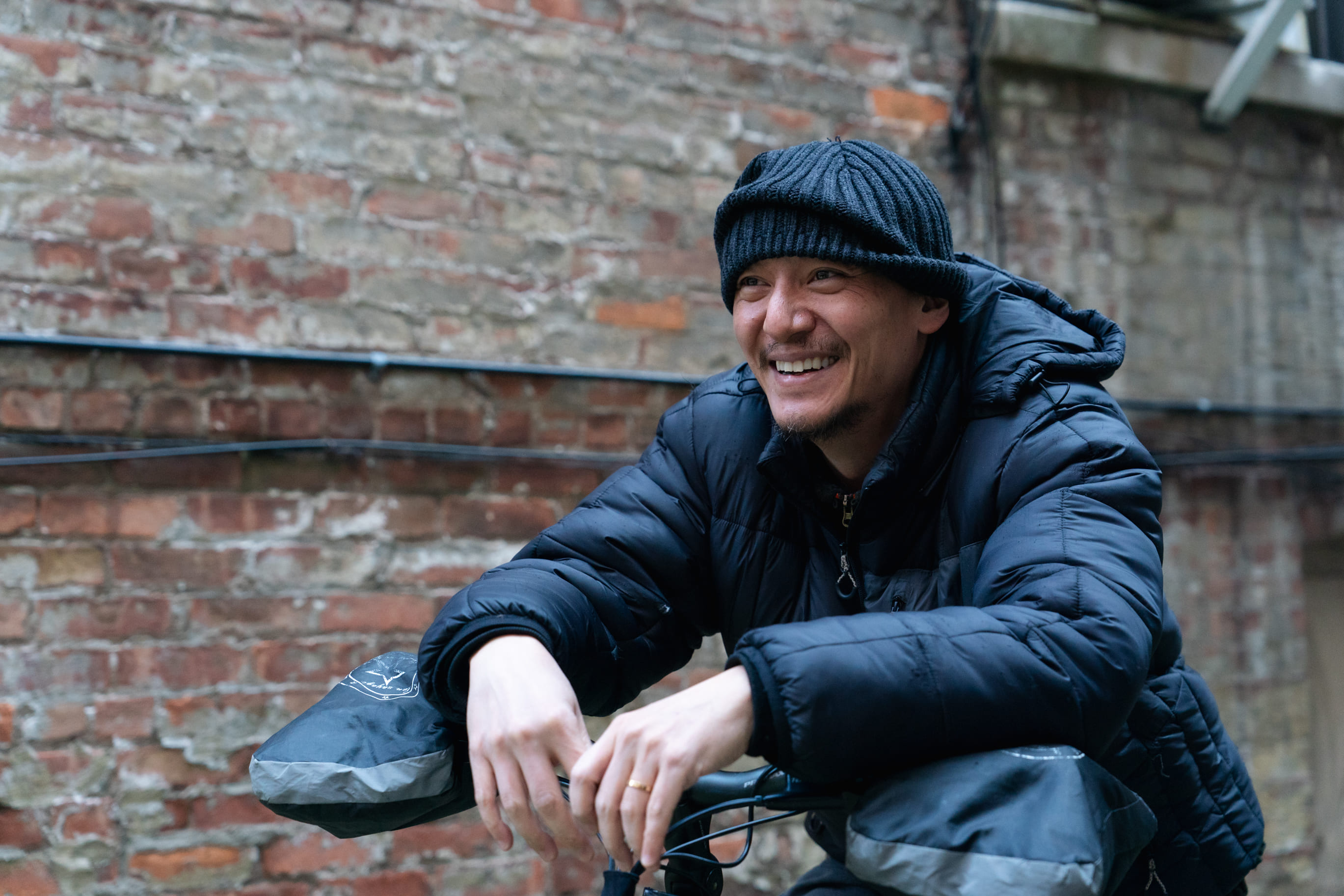 張震為戲瘦身並素顏上鏡,真實還原紐約外送員的滄桑生活。(甲上提供)