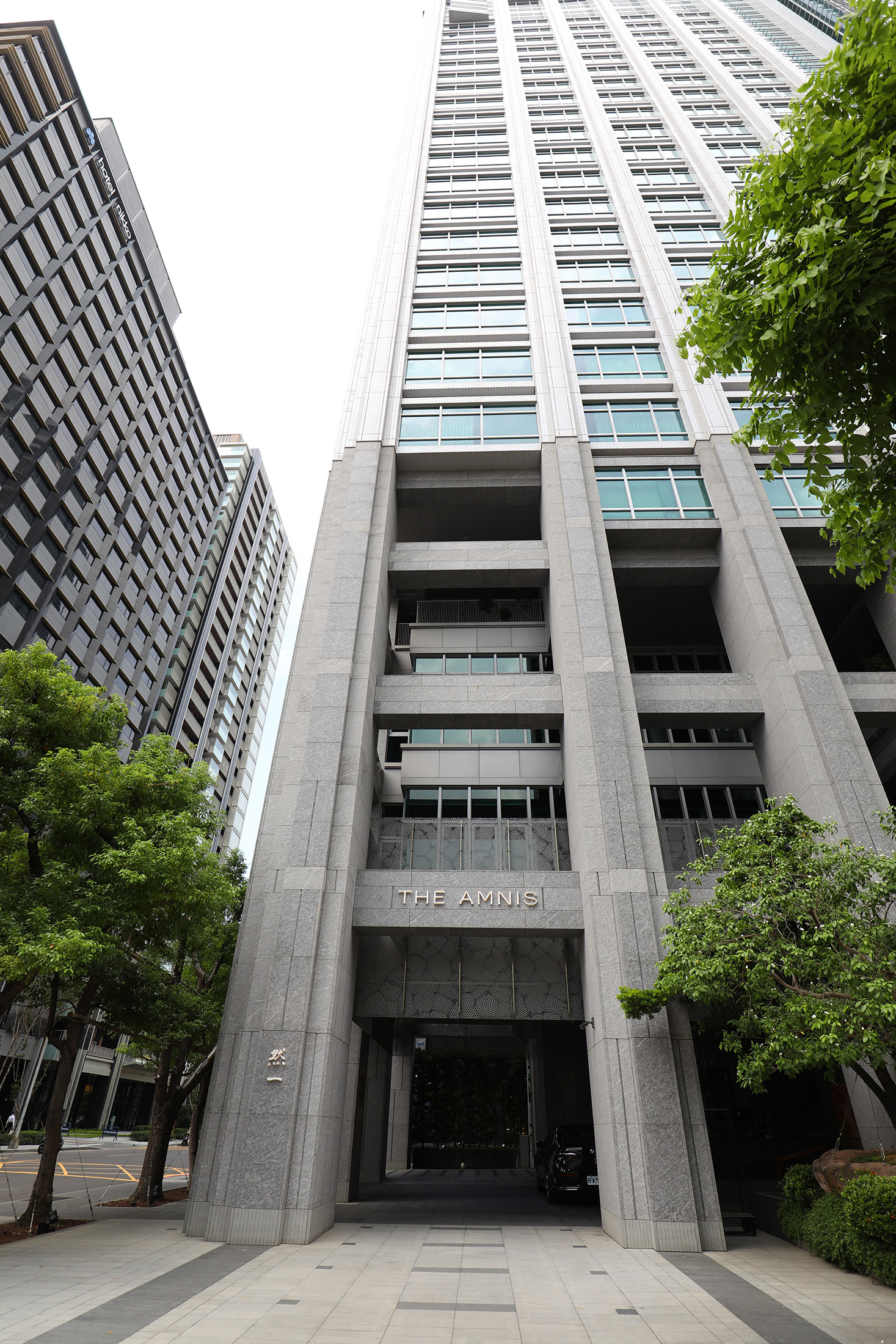 「THE AMNIS然一酒店」座落高雄亞洲新灣區，鄰近三多商圈，地理位置極佳。