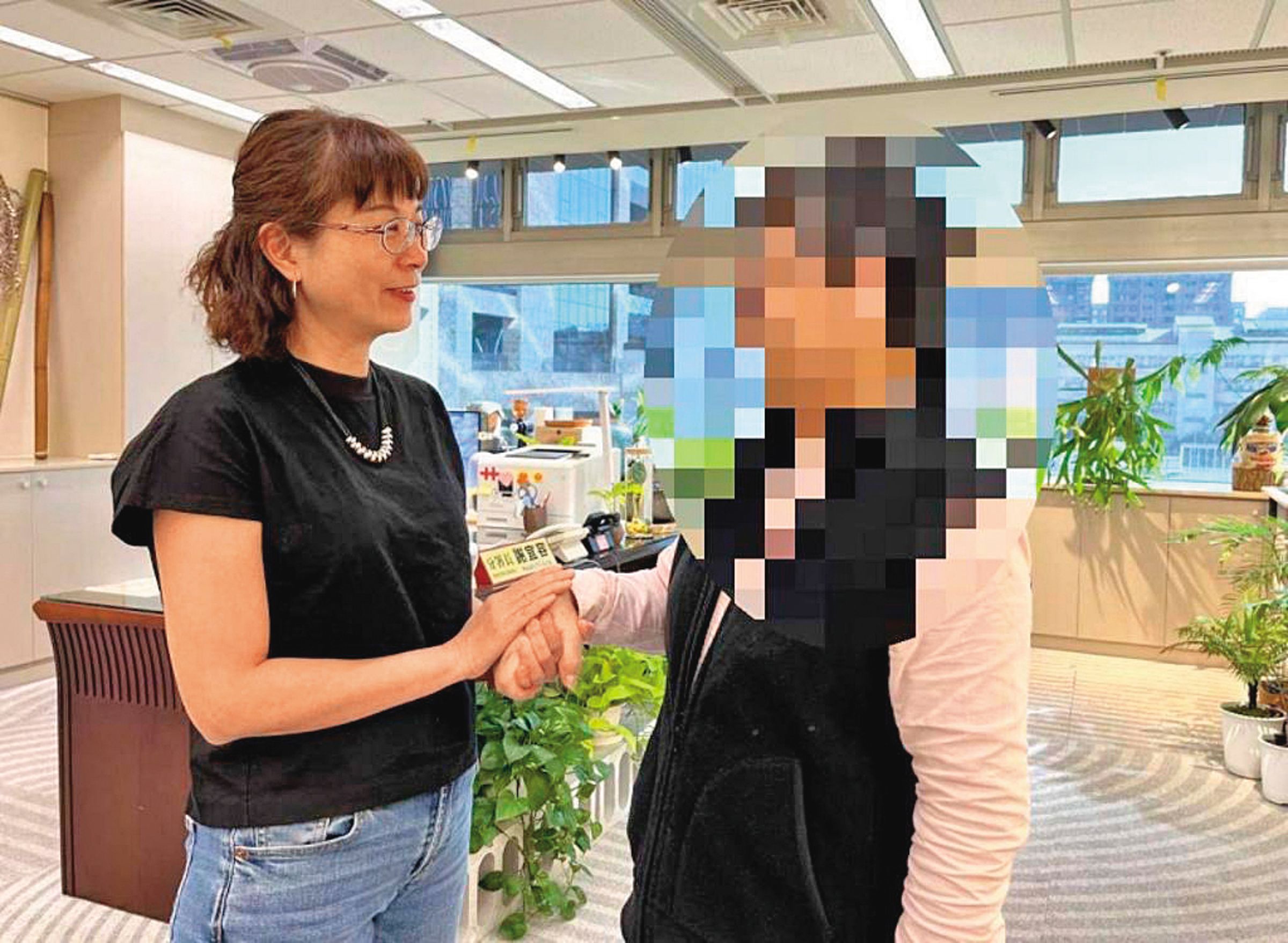 謝宜容(左)辦公室似有精心設計,隨處可見綠植。(民眾提供)