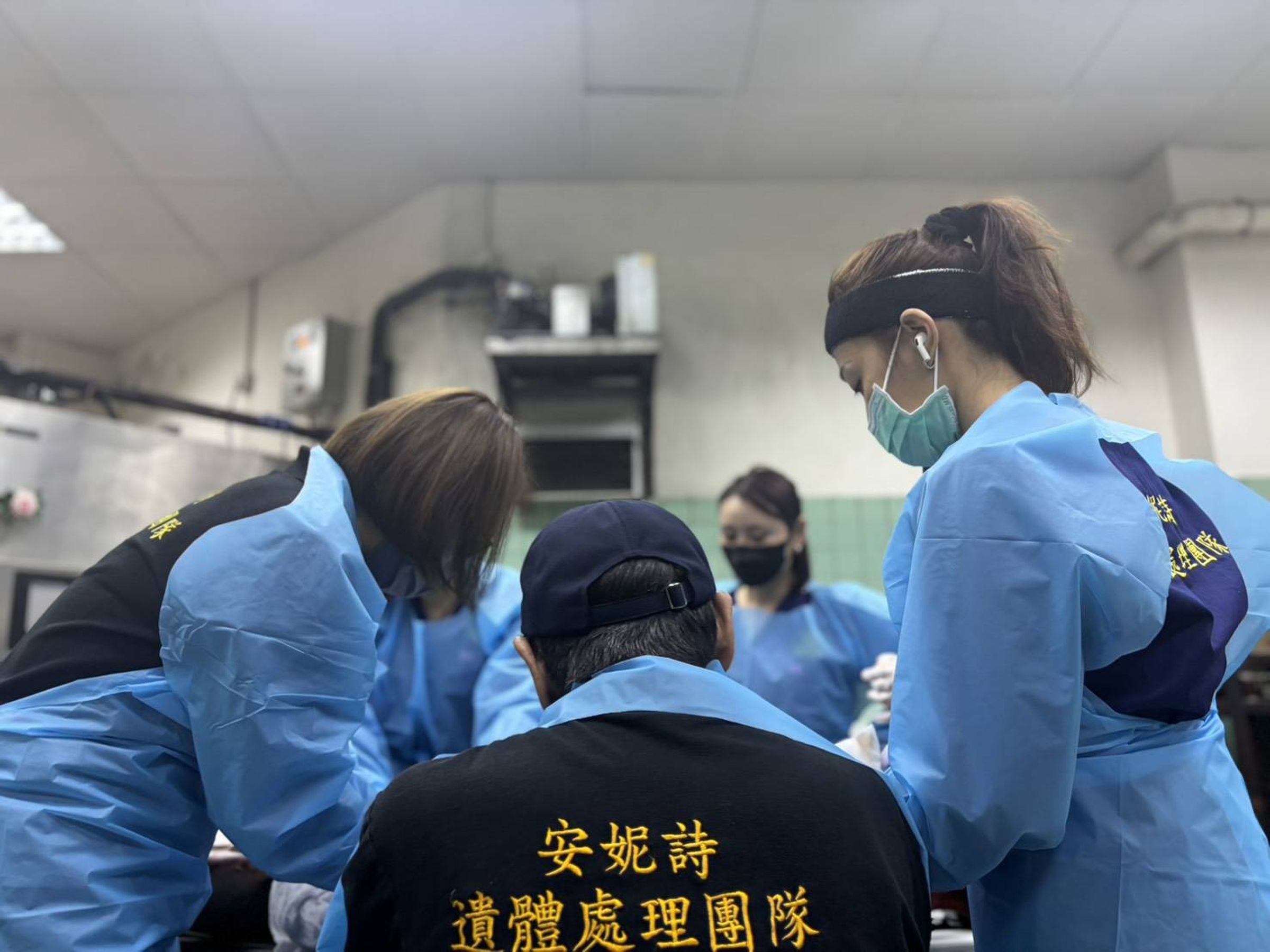郭璋成昨日一下飛機就直接進入九龍殯儀館進行修復，看到一具具遺體，他一邊修復一邊默禱。（郭璋成香港傳真提供）