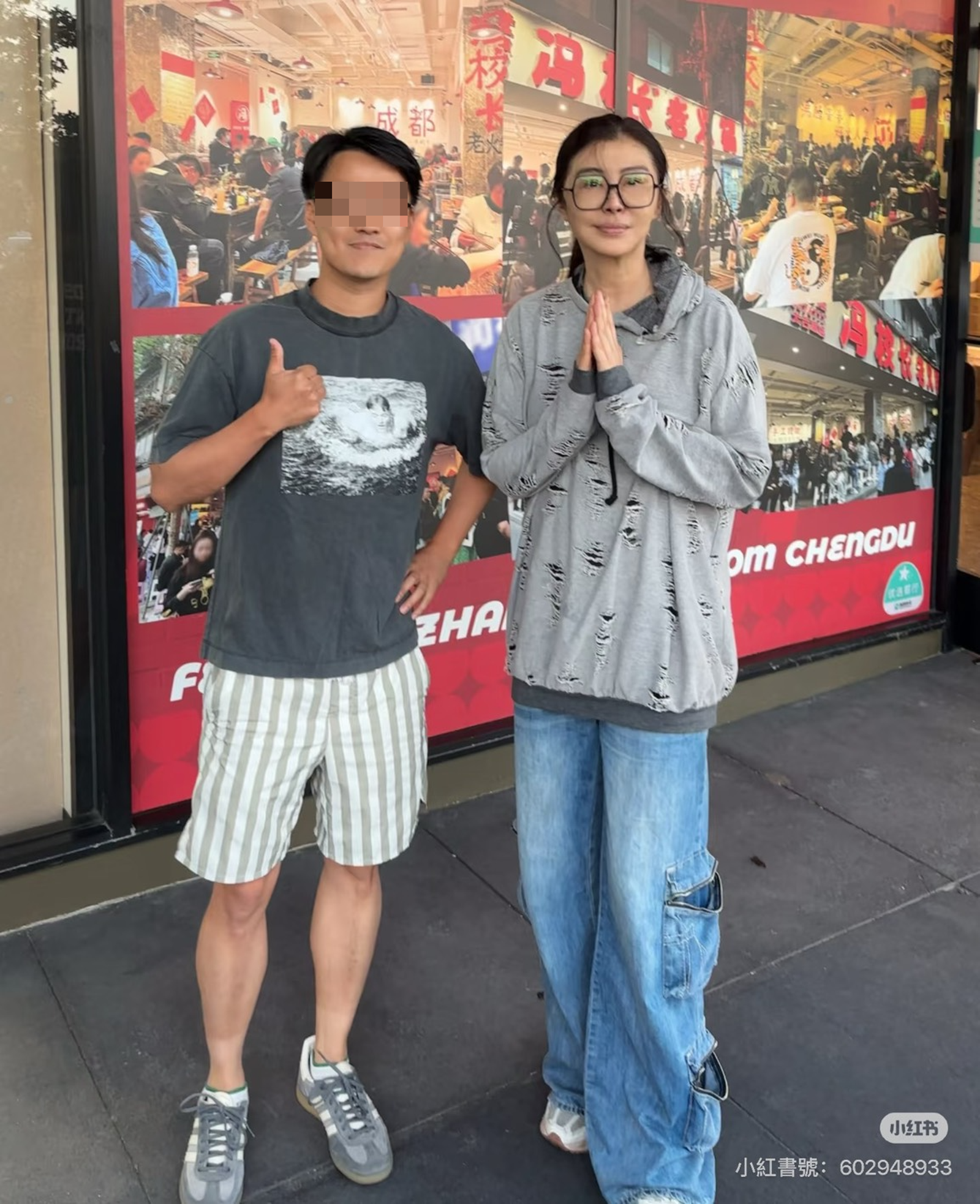 王祖賢（右）在照片中穿灰色上衣、牛仔褲，看上去瘦了不少。（翻攝小紅書）