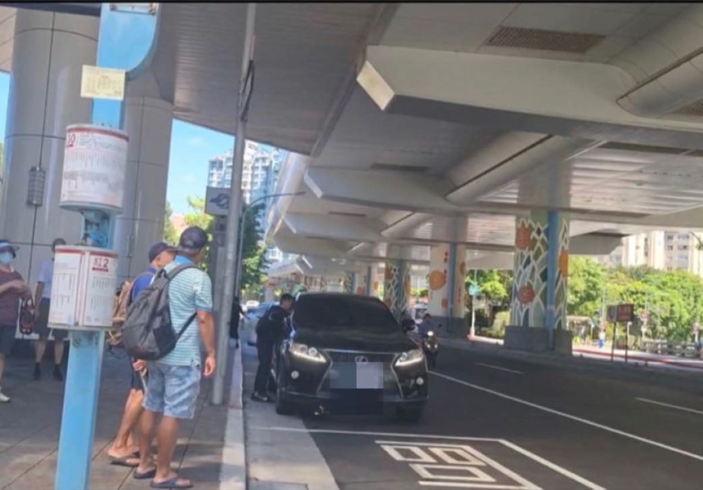 車手靠近被害人車輛進行面交。(內湖分局提供)