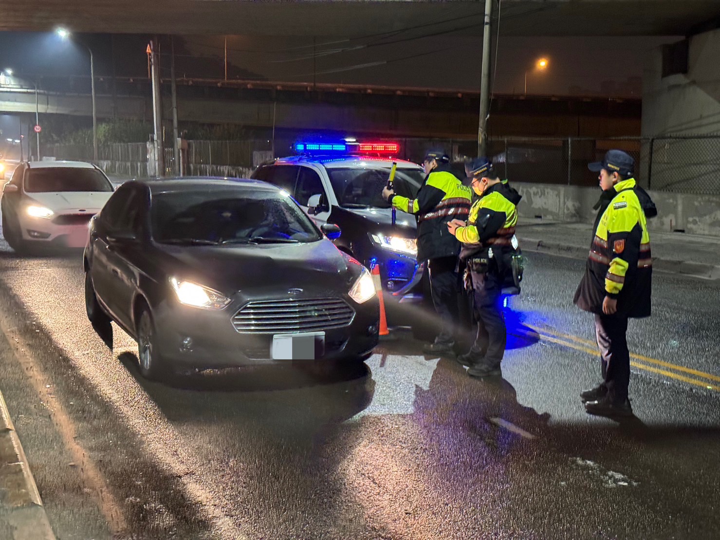 警方加強攔檢改裝噪音車輛、違法改裝車及排氣不合格等車輛。(警方提供)