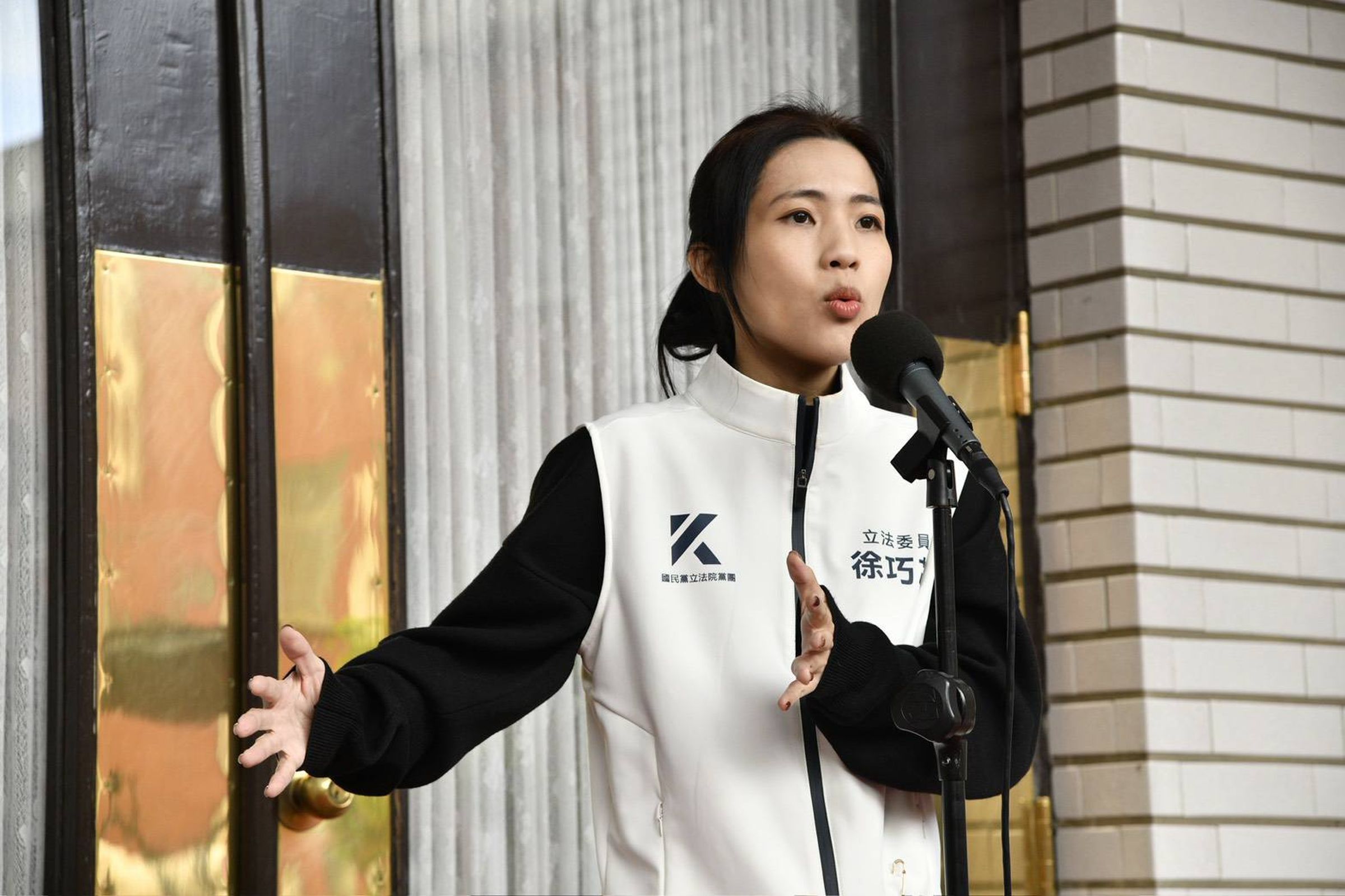 徐巧芯點名國民黨新北市黨部和組發會「就是一坨屎」,引發黨內人士反擊。(鏡報李智為)