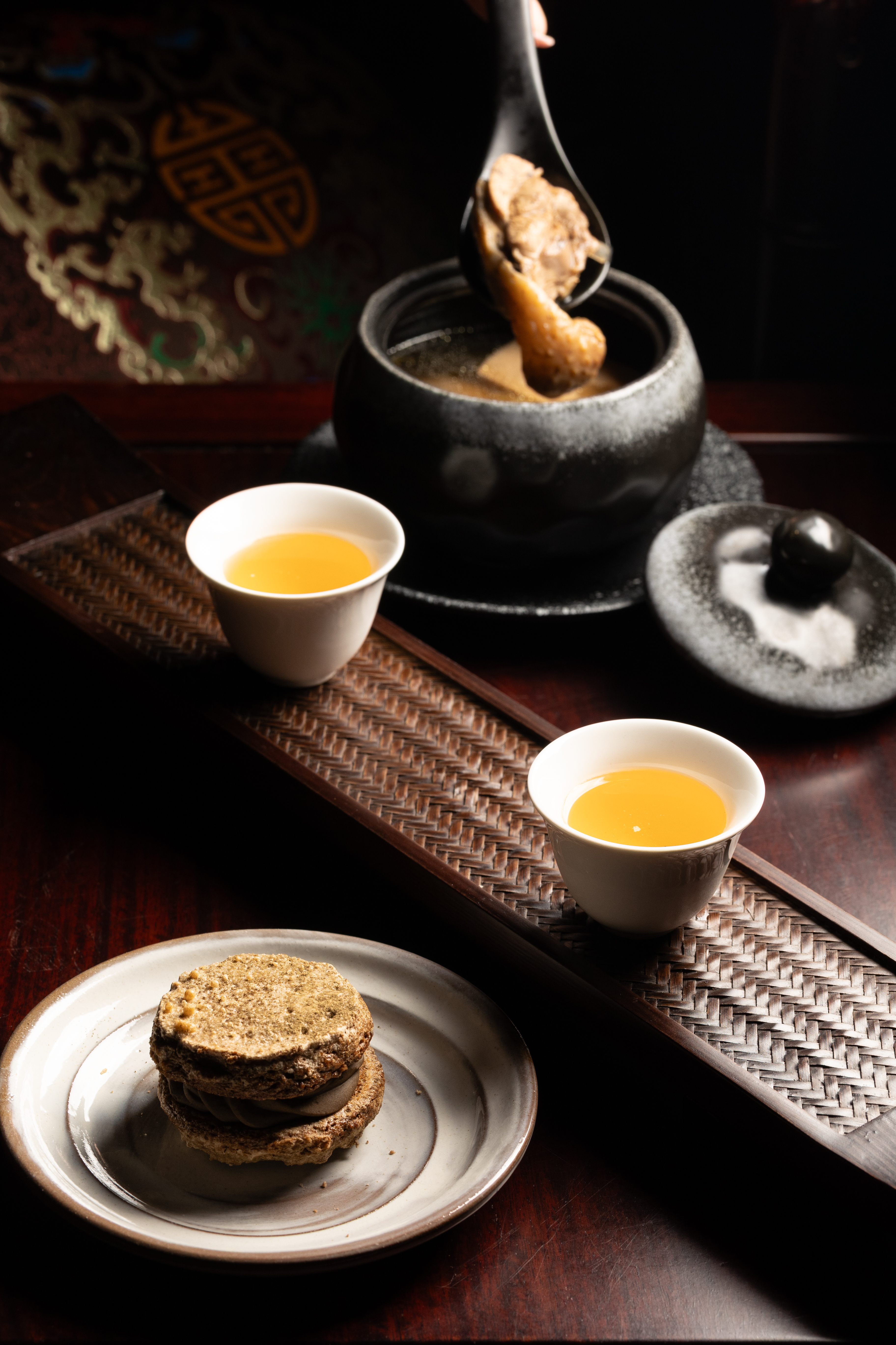 「濃郁炭焙烏龍茶套組」可品嘗到炭焙烏龍達克瓦茲、2杯色戒茶酒Shot與鐵觀音茶干貝雞湯。（750元／套）