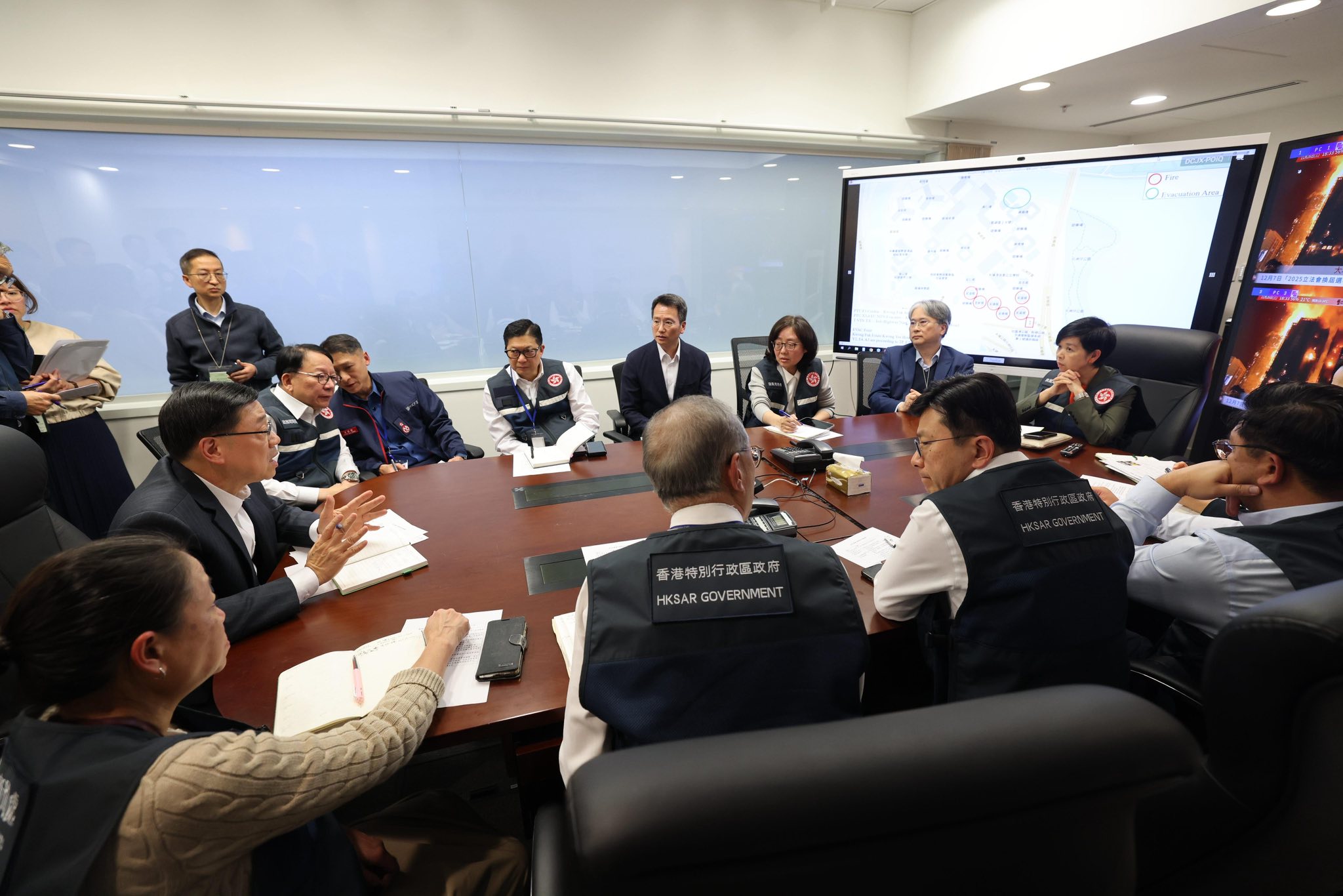 香港宏福苑大火造成嚴重災情，特首李家超近日開會後宣布相關因應措施。（翻攝自李家超臉書）