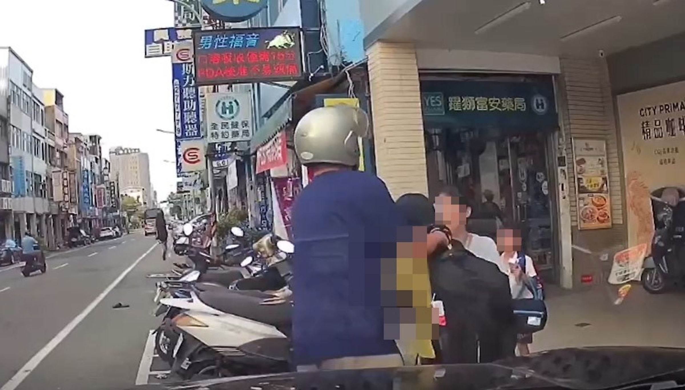 栗市中正路一家超商門口昨日下午發生隨機砍人案。(翻攝自記者爆料網)
