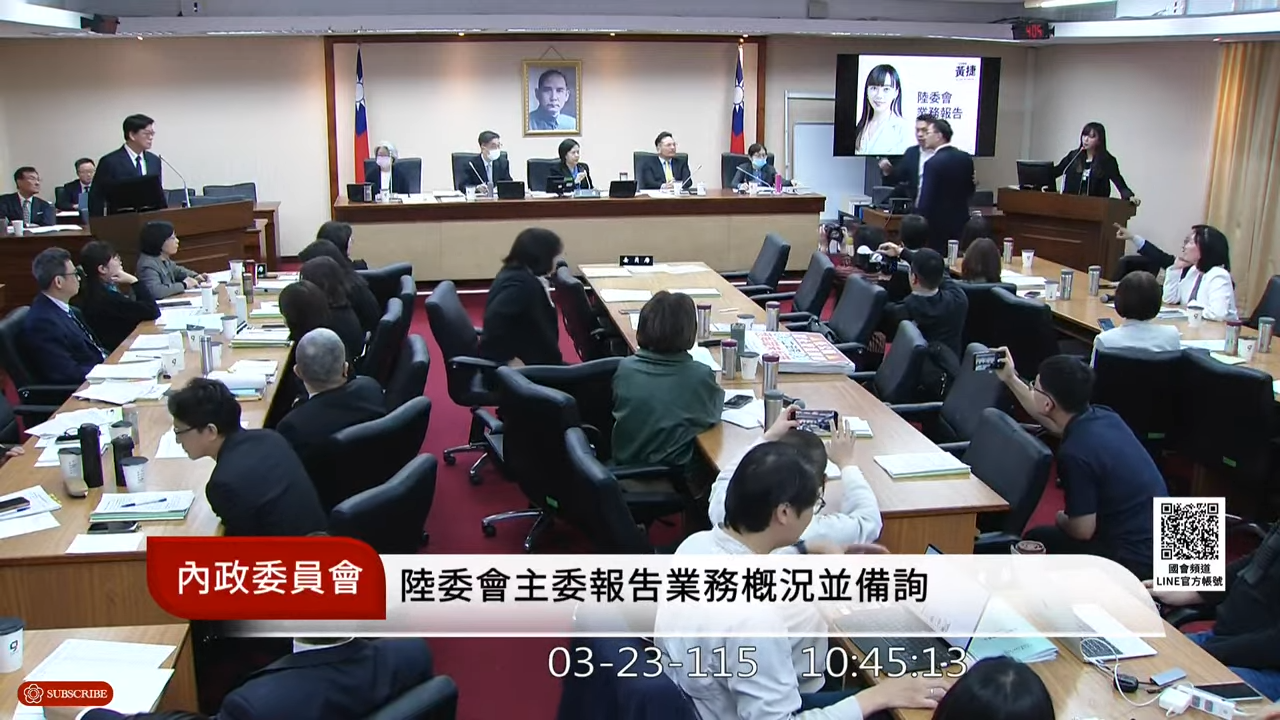 李貞秀趁廖先翔離開座位,坐上主席台自稱「代理召委」,黃捷要求時間暫停,綠營召委李柏毅立刻再把廖先翔帶回來。(翻攝自國會頻道)