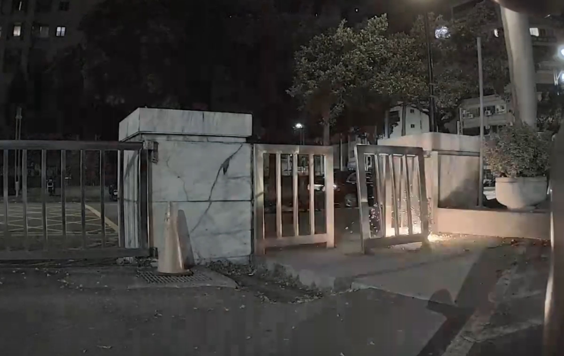半夜停車場驚傳爆炸,網友直擊PO網。肇事者被抓竟稱只因「好奇心作祟」。(翻攝自threads @ichro310)