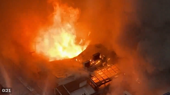 日本北九州商店街大火，延燒2小時未滅還持續擴大。（翻自X平台）