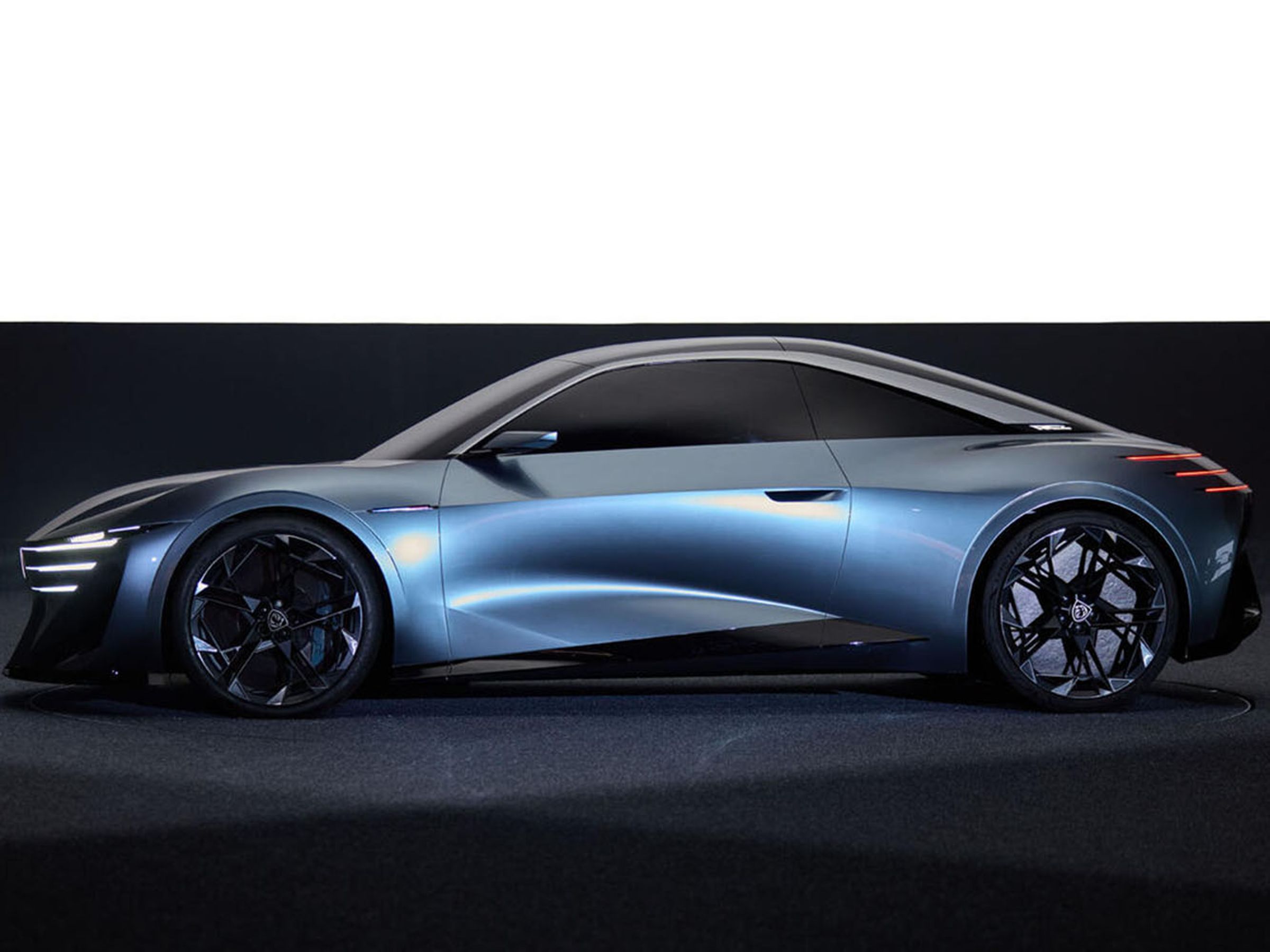 新一代 RCZ Concept 與 2009 年上市的第一代 RCZ 最大不同，在於新車不再只是形式上的 2+2 跑車，而是以真正四座作為設計目標，但外型比過去 RCZ 更低、更寬，也更加強調 GT 跑車的姿態。