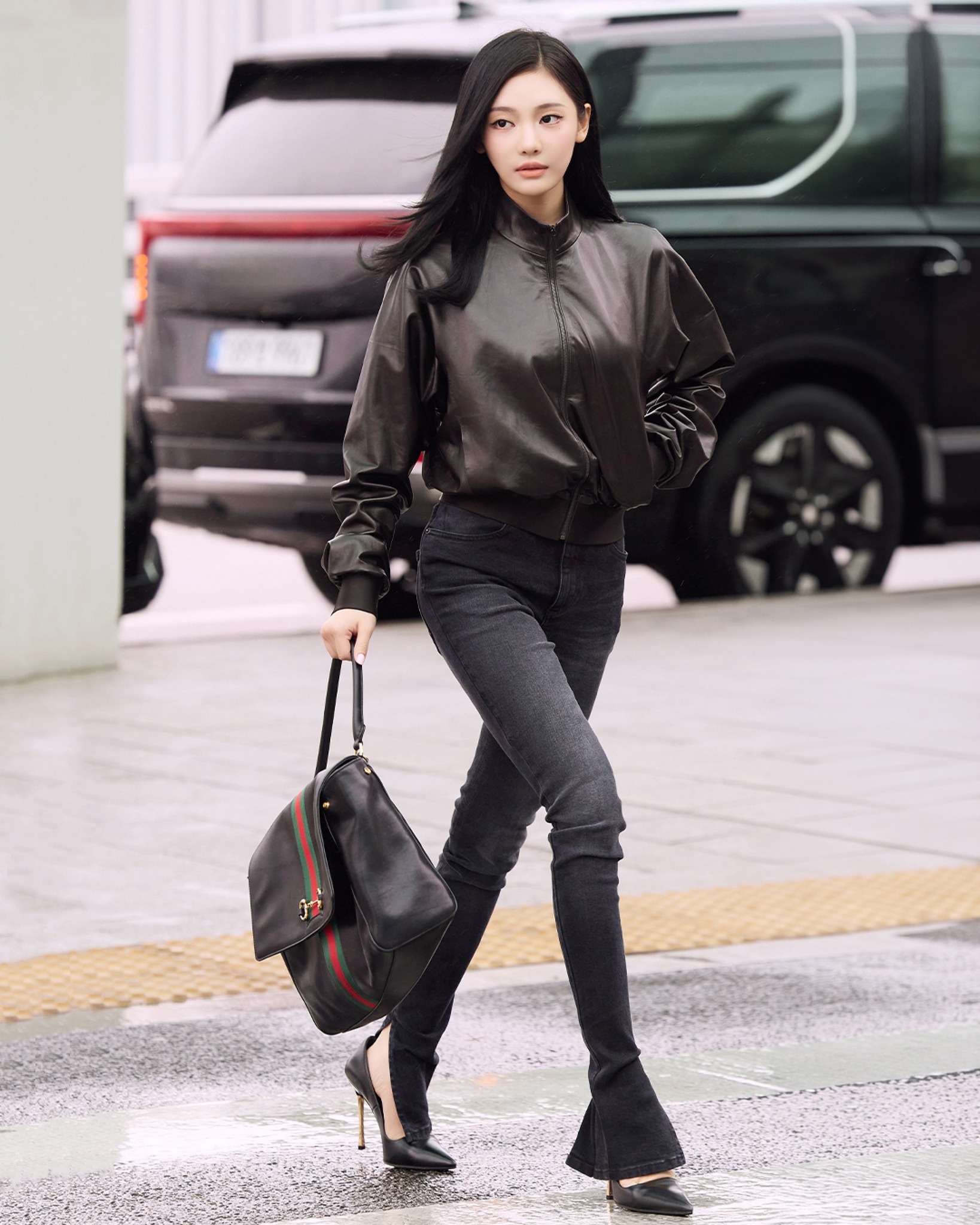 品牌大使Ning Ning在機場造型中以黑色GUCCI Paparazzo做搭配。(古馳提供)