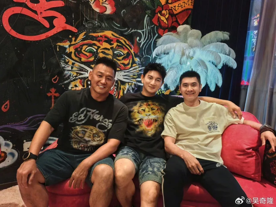 吳奇隆與張天霖多年交情深厚，近年在上海聚會合照曝光，兄弟情誼依舊。右為中國運動員邢傲偉。（翻攝自吳奇隆微博）
