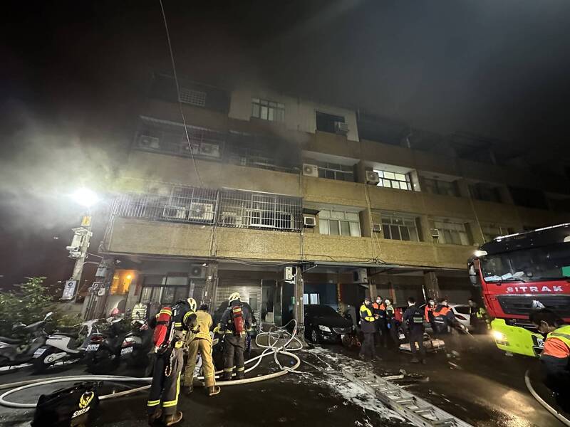 彰化全福街火警，起火點在一樓，二樓鍾姓一家4口到院前無呼吸心跳。（翻攝畫面）