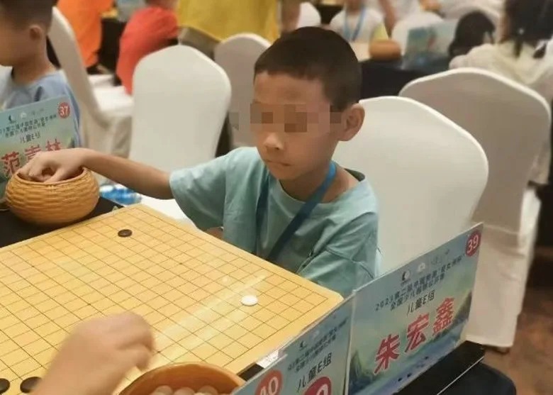 多名家長曾目睹朱父失控踢打兒子,朱宏鑫當場疼到爬不起來。(翻攝畫面)