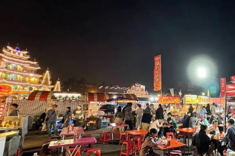 堪稱北台灣最大夜市的桃園中壢仁海宮夜市提早熄燈。（翻攝自Google Maps）