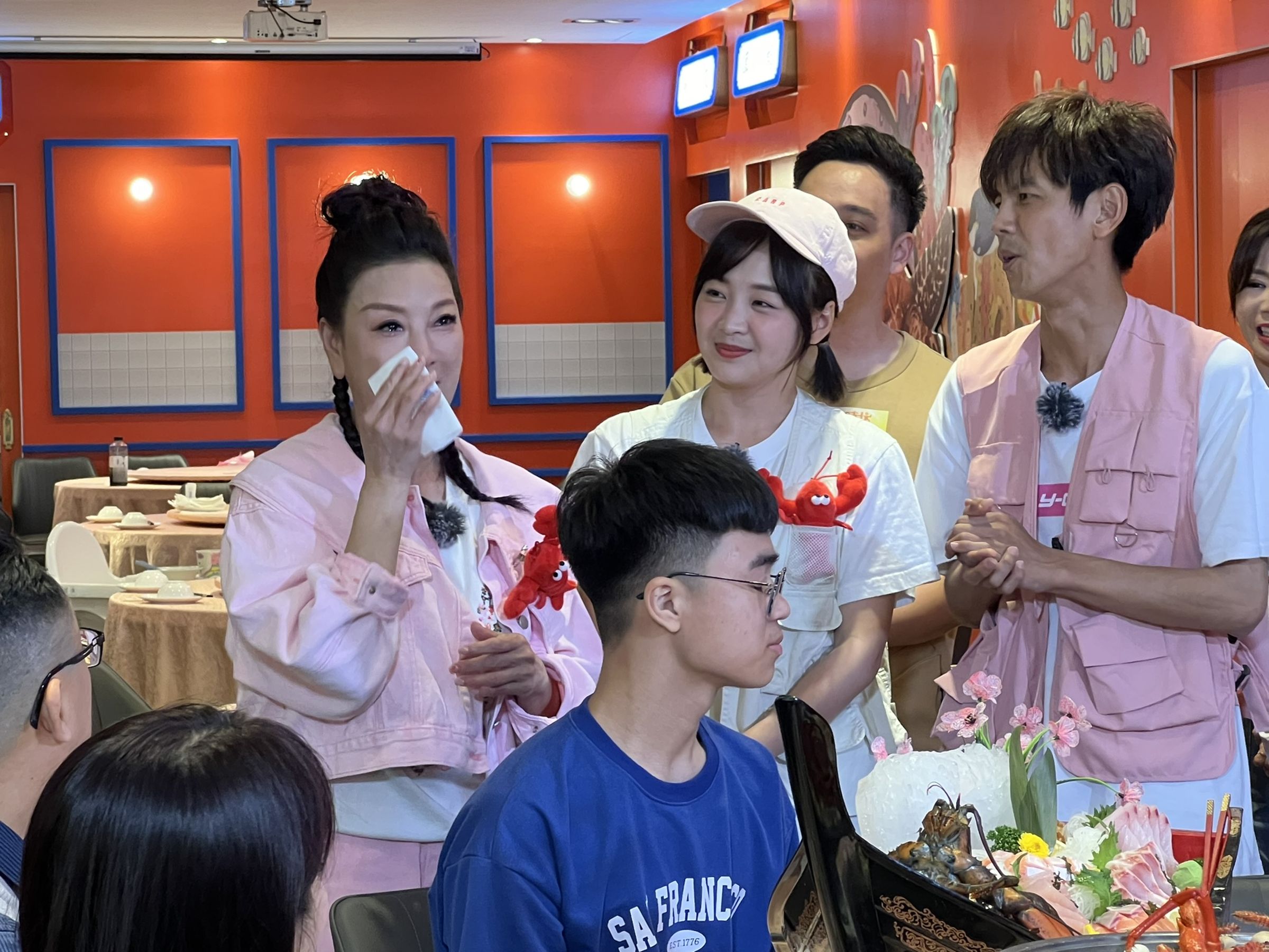 楊繡惠錄影落淚。(民視提供)