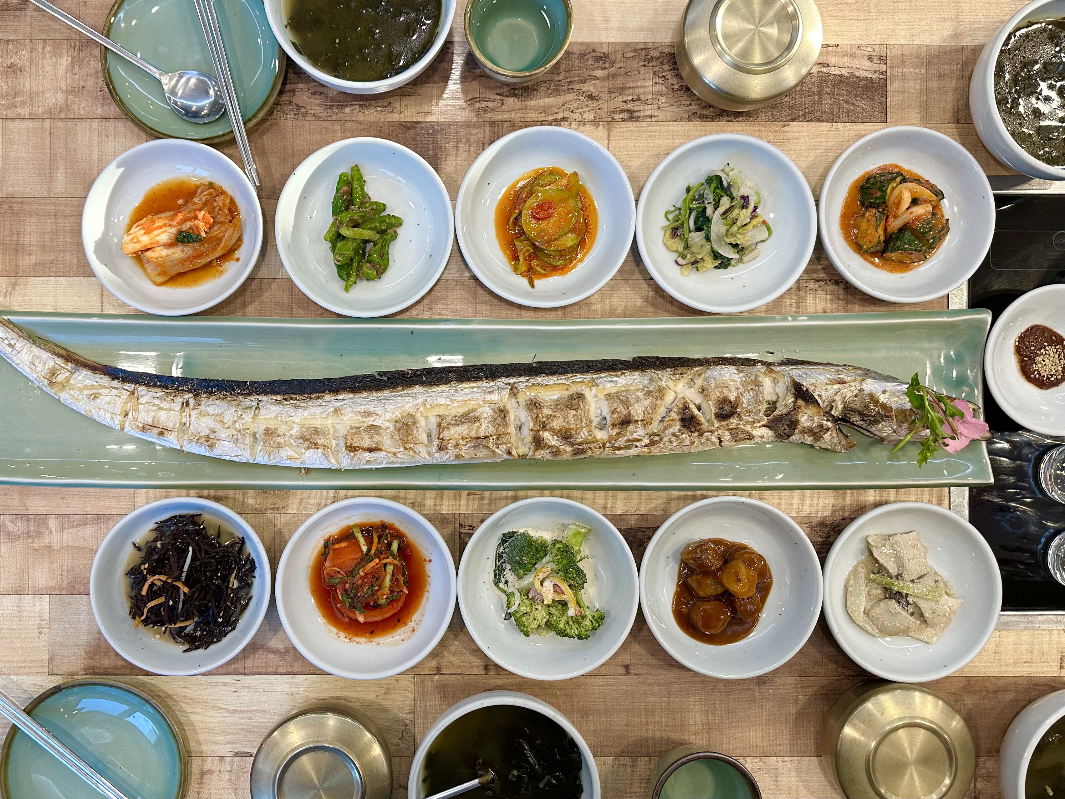 到韓國濟州島旅遊，一定要嘗嘗當地盛產的烤白帶魚料理。