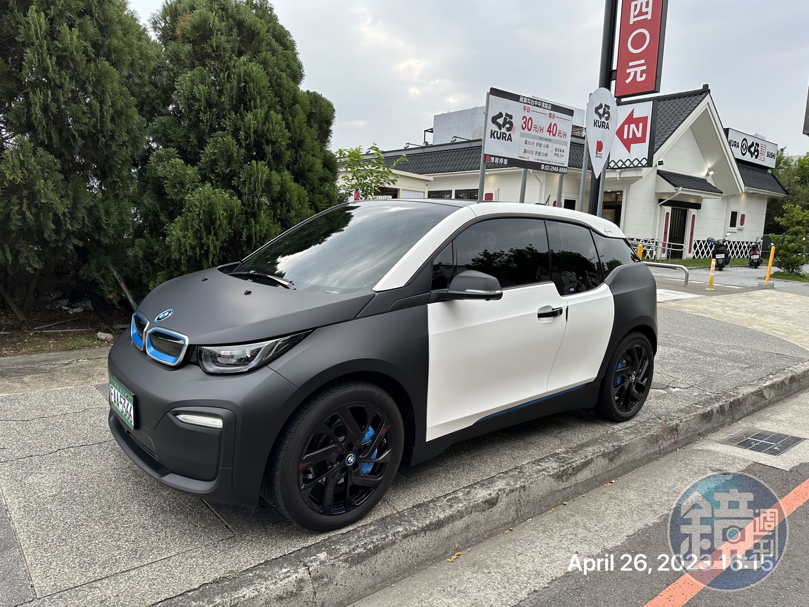 車主強調，這部BMW電動車的保固期未過，汎德應該更新圖資。（圖／鏡週刊）