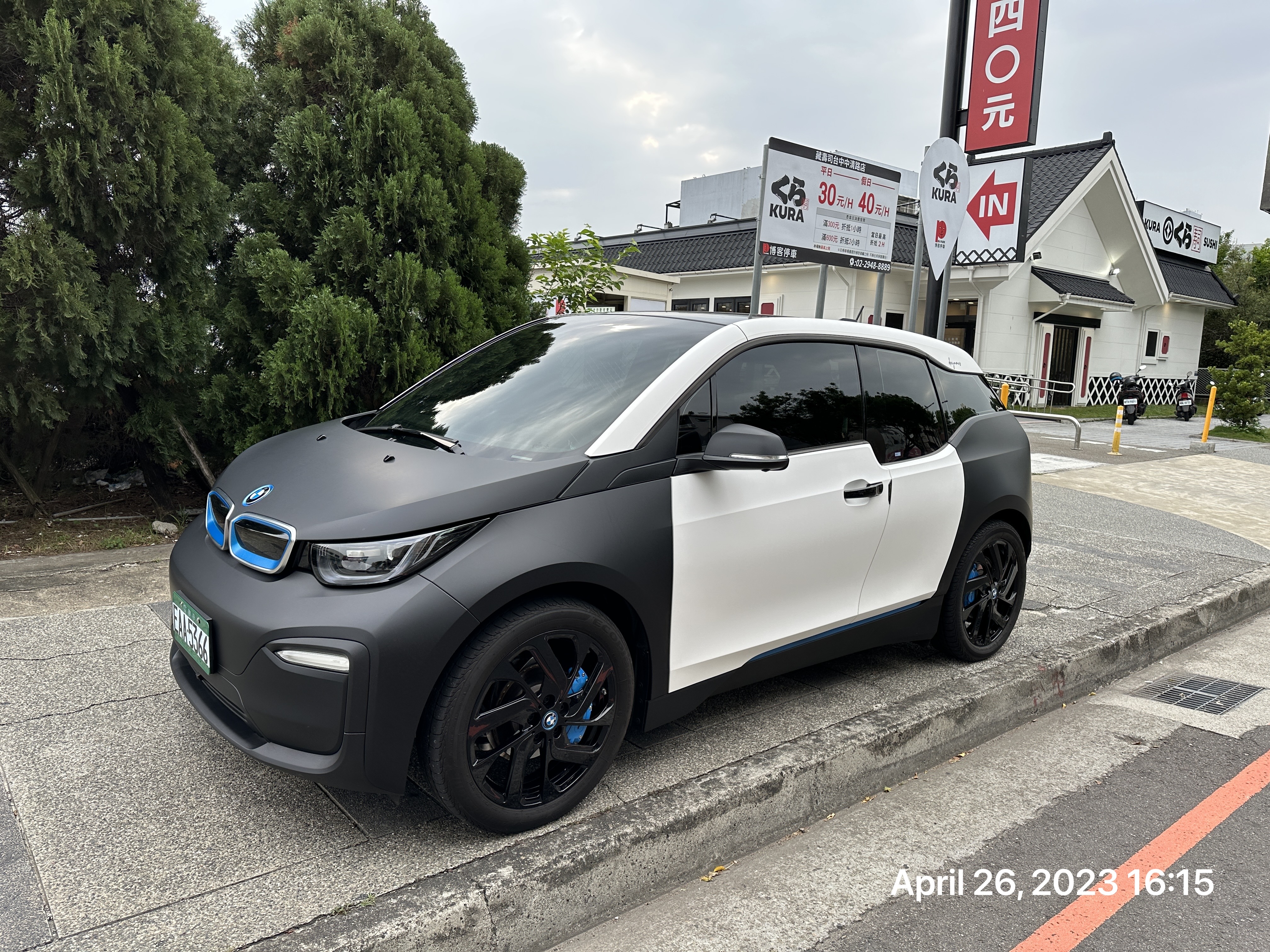 車主強調，這部BMW電動車的保固期未過，汎德應該更新圖資。（讀者圖供）