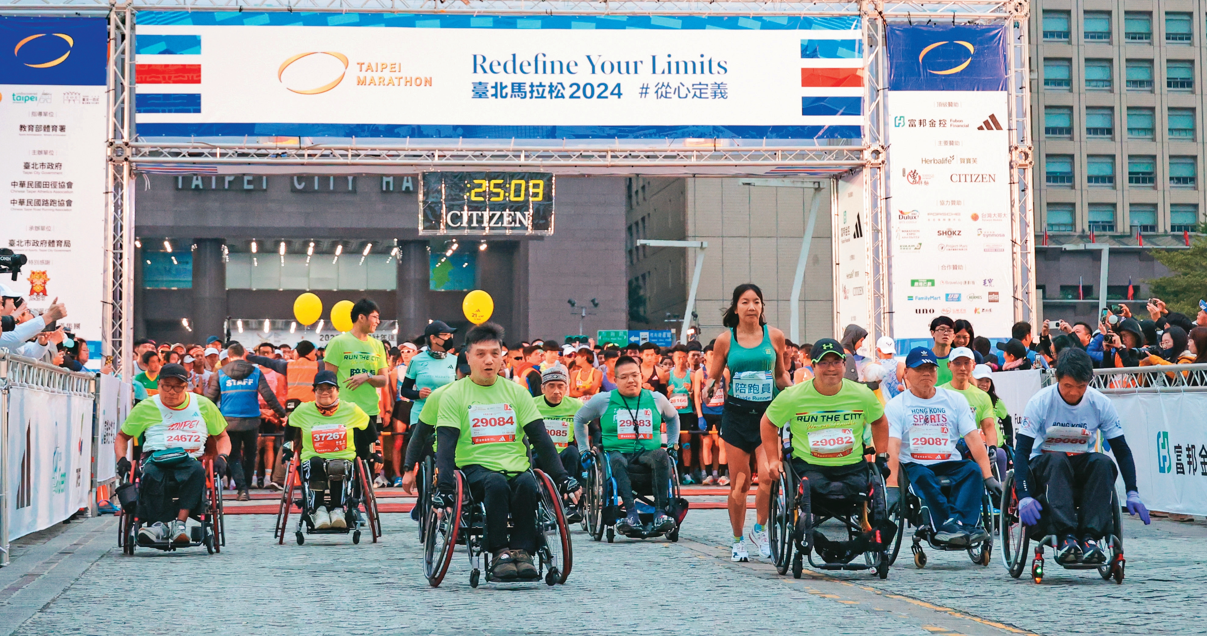 「台北馬拉松」輪椅組選手突破身體侷限，在賽事中挑戰自我。