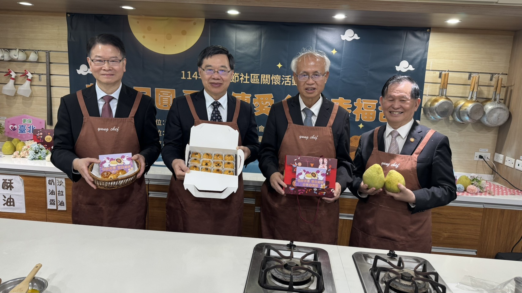 台灣更生保護會台北分會舉辦「花好月圓　更生傳愛　分享幸福甜—中秋節社區關懷活動」，邀請法務部政務次長徐錫祥、高檢署檢察長張斗輝（台灣更生保護會董事長）、台北地方檢察署檢察長王俊力、台灣更生保護會臺北分會主任委員林炳耀，一同參與製作蛋黃酥，共慶中秋佳節，協助更生人與戒毒戒酒成功人士重新復歸社會。（台灣更生保護會台北分會提供）