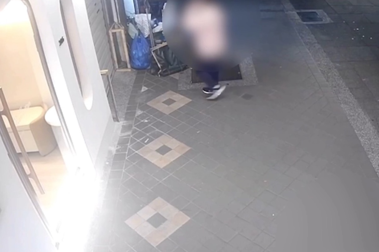 警方調閱監視器鎖定宋女路過該地時將提袋拿走,事後宋遭送辦。(翻攝畫面)