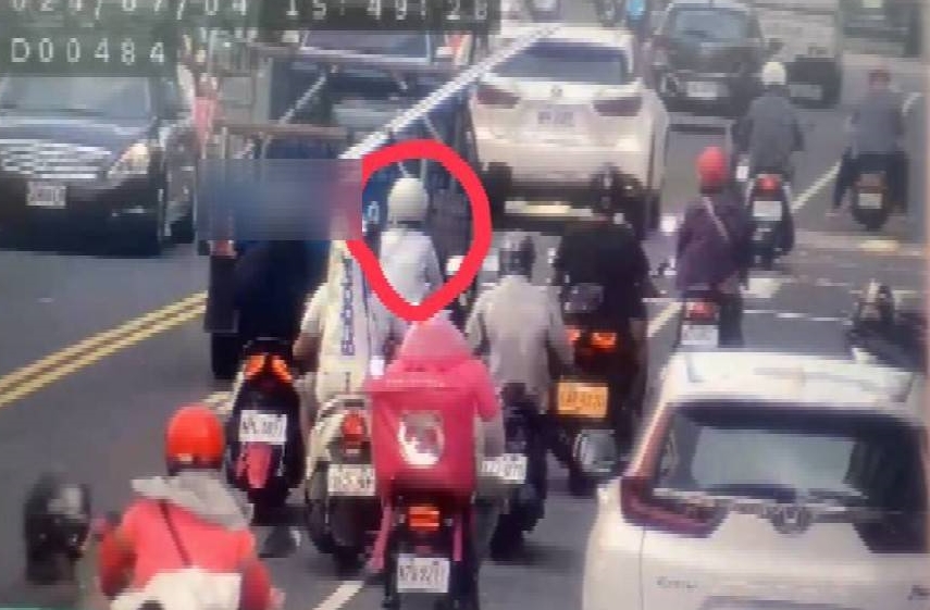 由許男駕駛的小貨車因綁繩斷裂導致鋁條掉落，害後方女騎士慘摔。（鳳山分局提供）