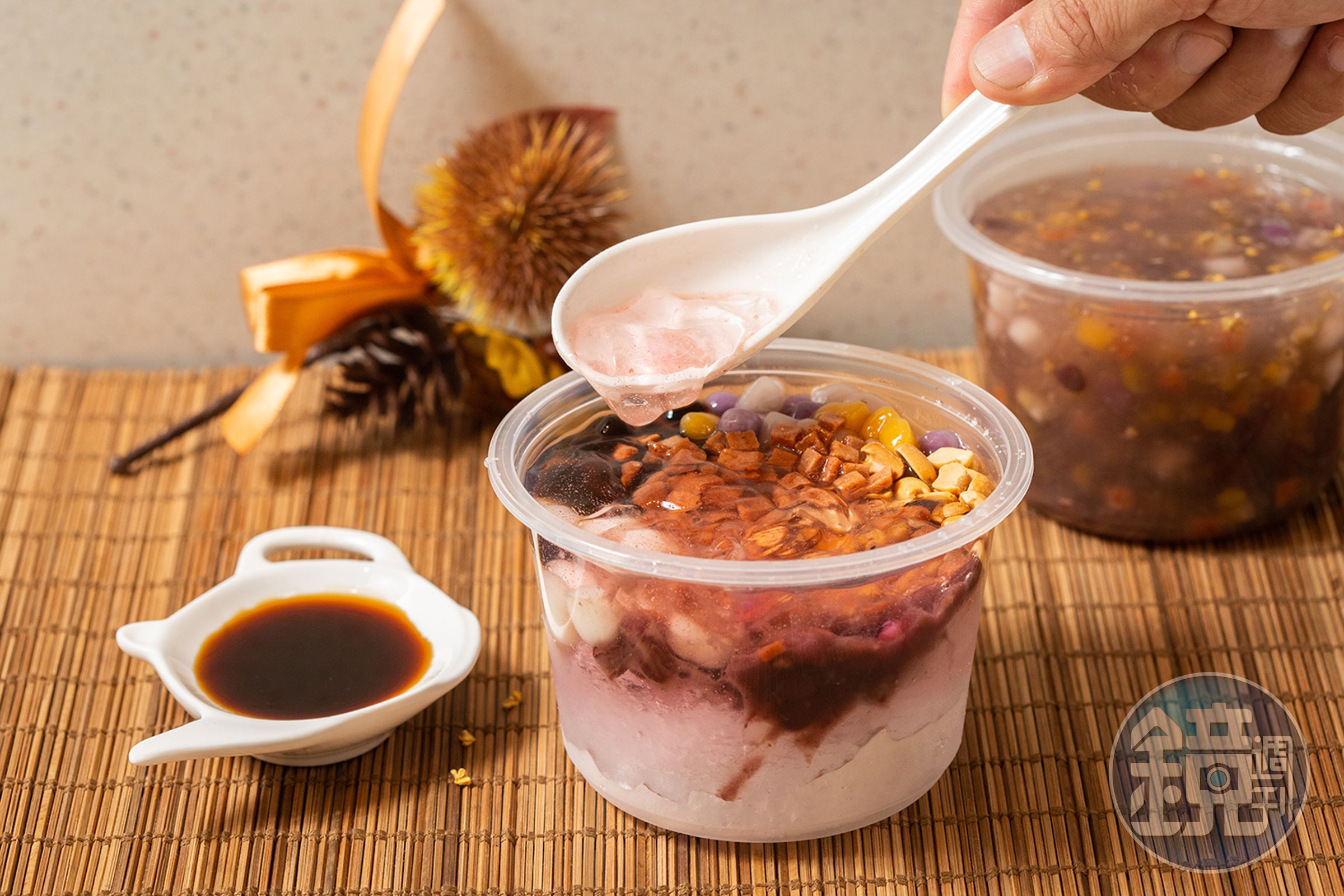 經典老四川冰粉的紅糖水甜而不膩，除了湯圓、珍珠等配料，其中切成小塊的山楂餅吃起來酸甜，口感更豐富。（60元／碗）